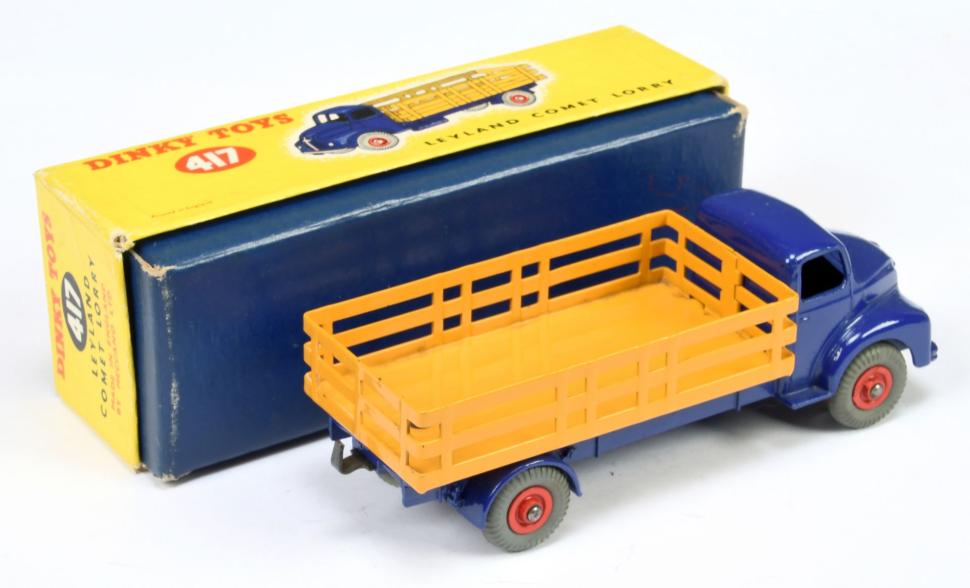 Dinky Toys 417 Leyland Comet Lorry - Violet blue cab and chassis, deep yellow stake back, red sup... - Bild 2 aus 2