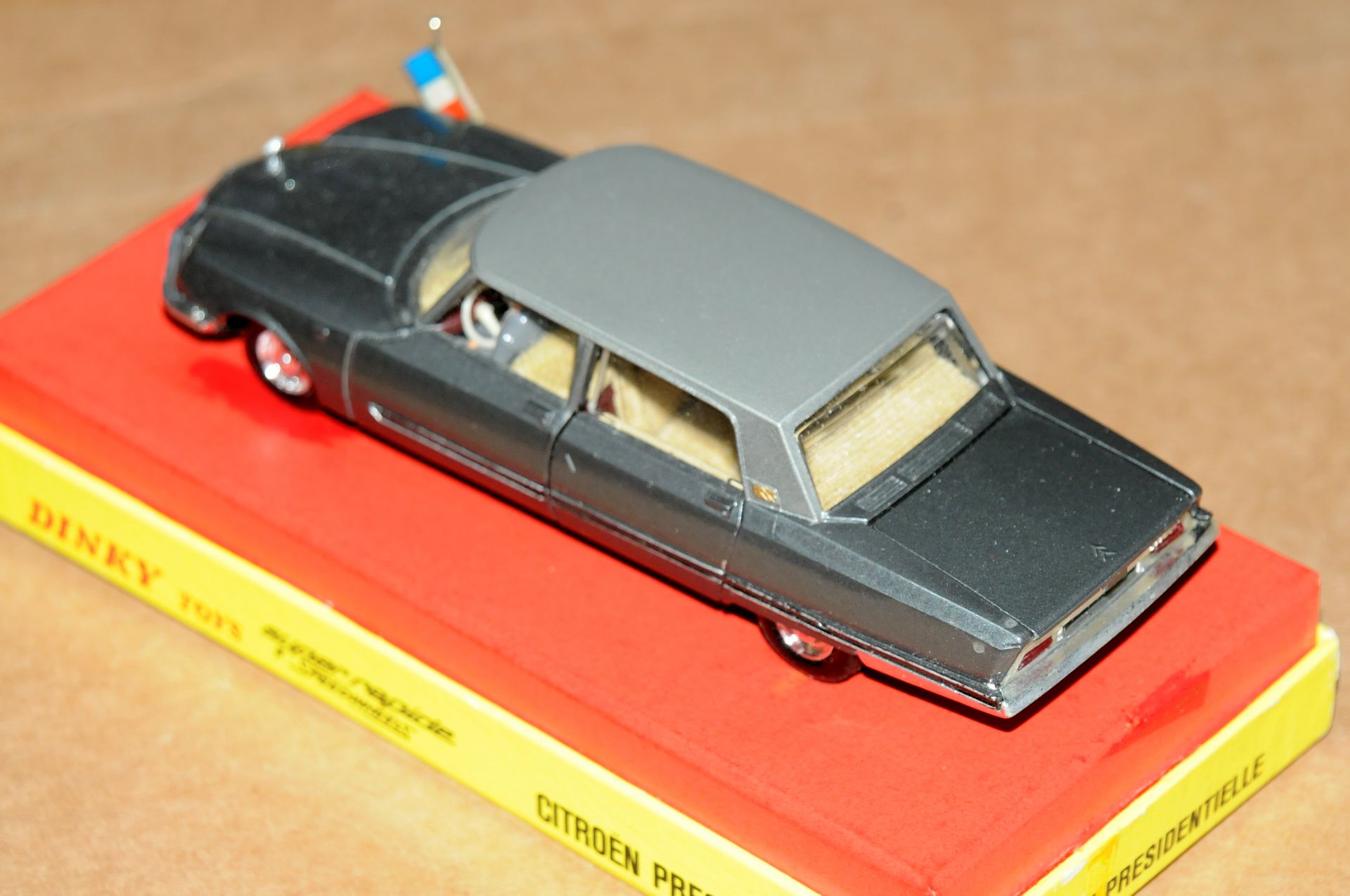 French Dinky Toys 1435 Citroen "Presidentielle" - Metallic dark grey with mid-grey/silver roof, c... - Image 4 of 7