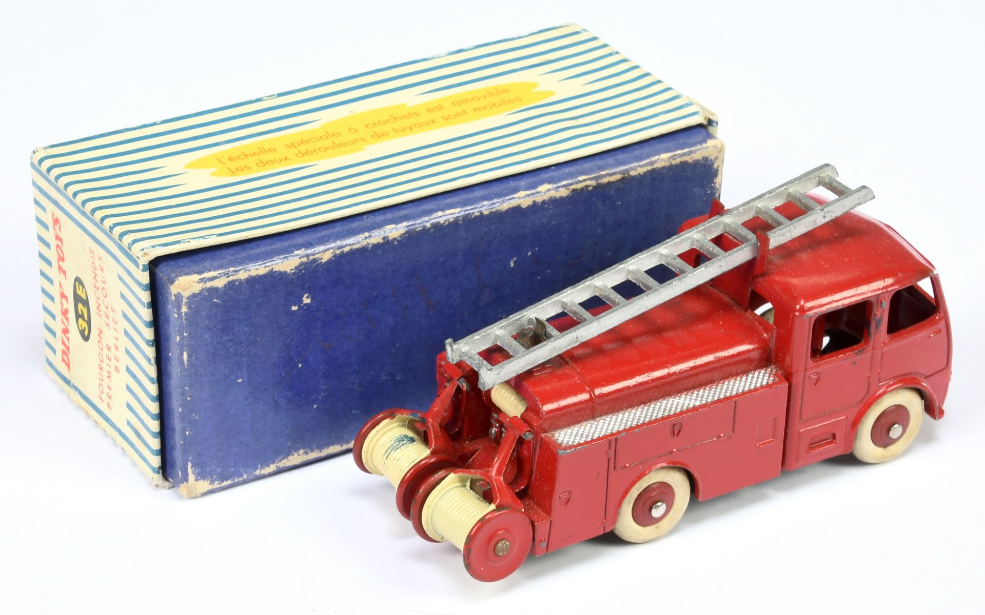 French Dinky Toys 32E Berliet Fire Engine - red including convex hubs, silver trim, side platform... - Image 2 of 2