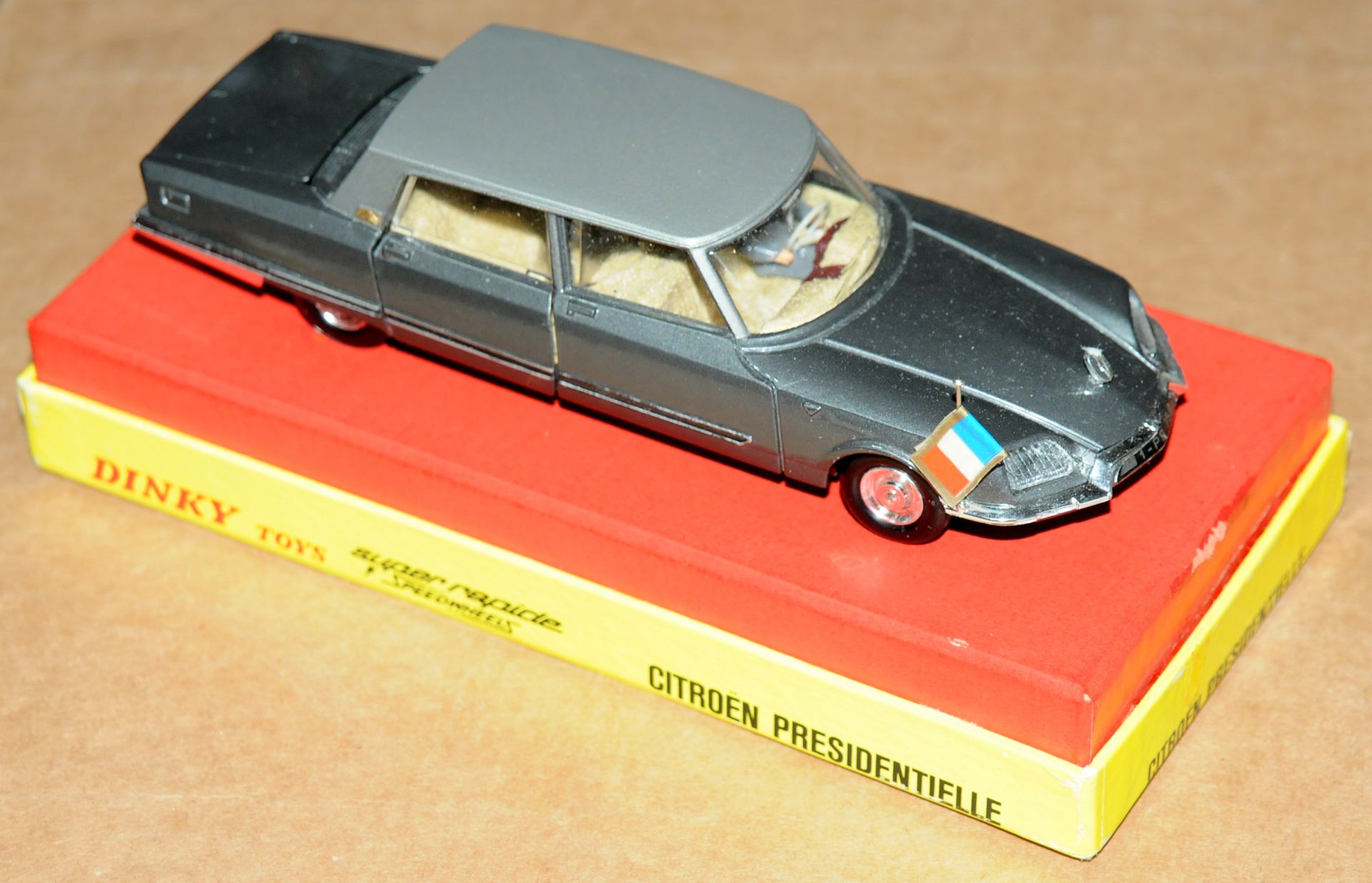 French Dinky Toys 1435 Citroen "Presidentielle" - Metallic dark grey with mid-grey/silver roof, c... - Image 2 of 7