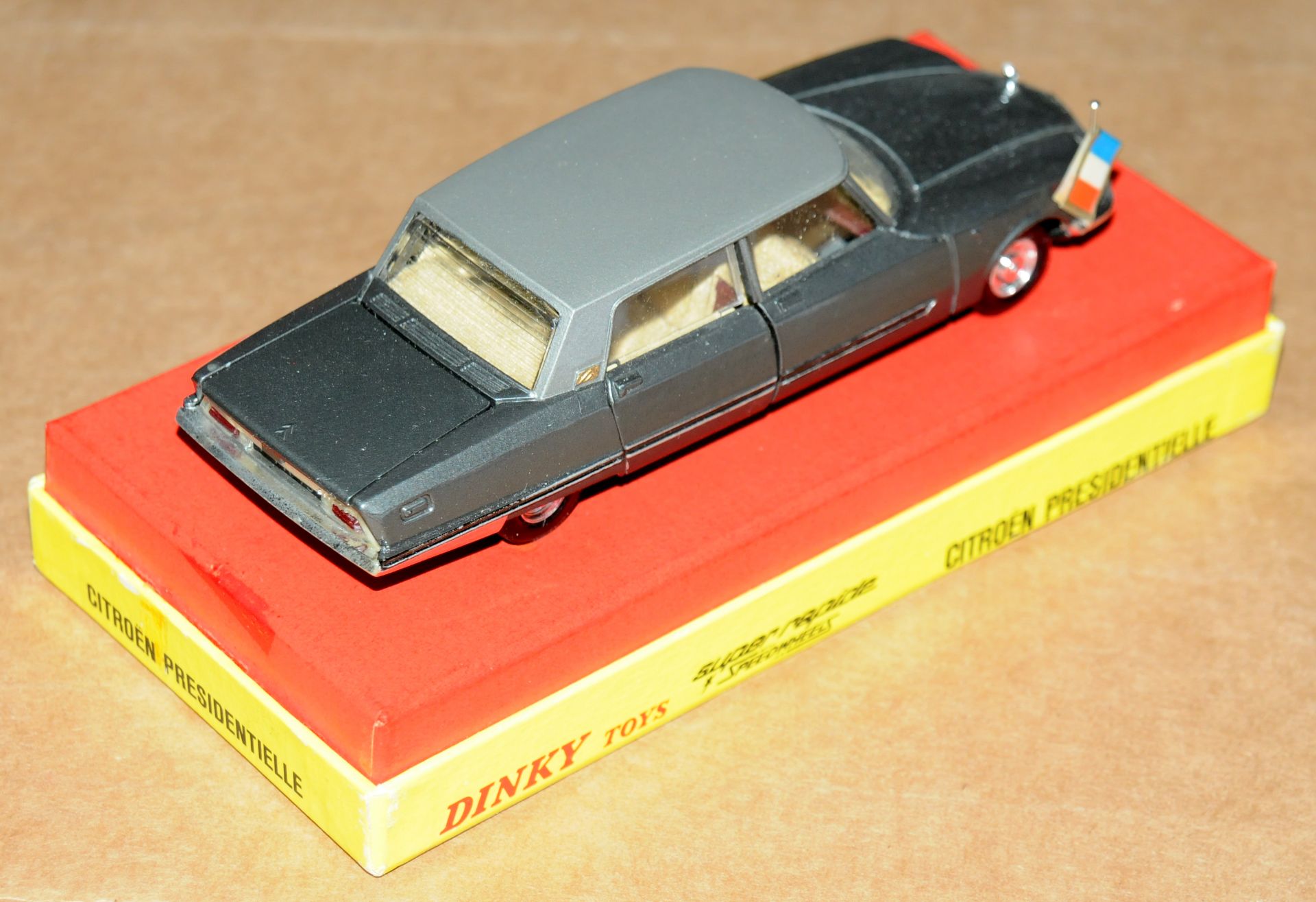 French Dinky Toys 1435 Citroen "Presidentielle" - Metallic dark grey with mid-grey/silver roof, c... - Image 3 of 7