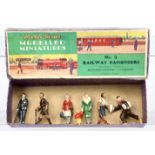 Hornby Series Pre-War Modelled Miniatures 3 "Railway Passengers" Figure Set 