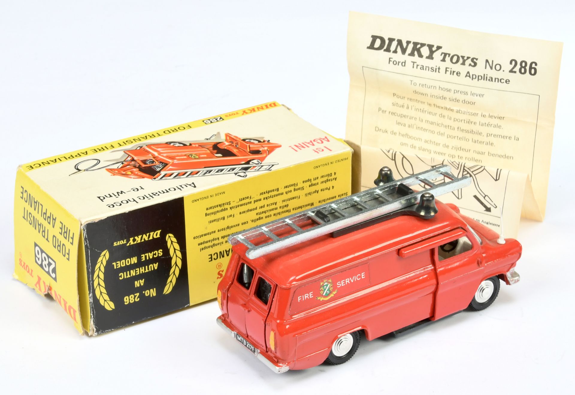 Dinky Toys 286 Ford Transit Fire Appliance "Fire Service" - Red body, Dark grey base, off white i... - Bild 2 aus 2