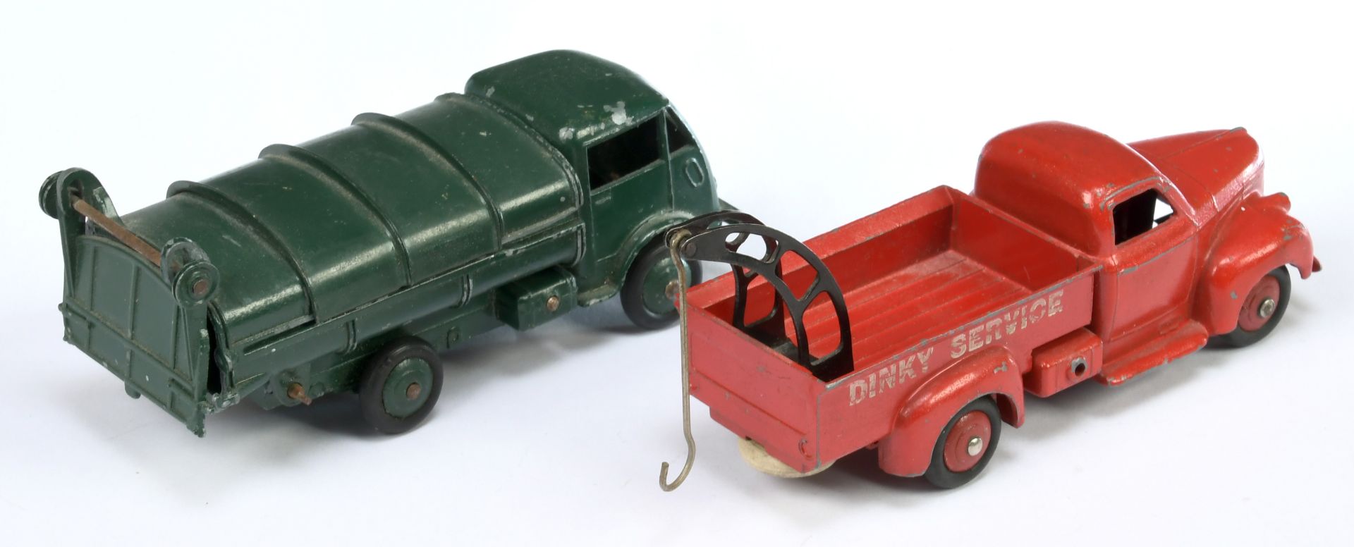 French Dinky Toys A Pair (1) 25R Studebaker Wrecker - Red body and convex, black jib and 25V Ford... - Bild 2 aus 2