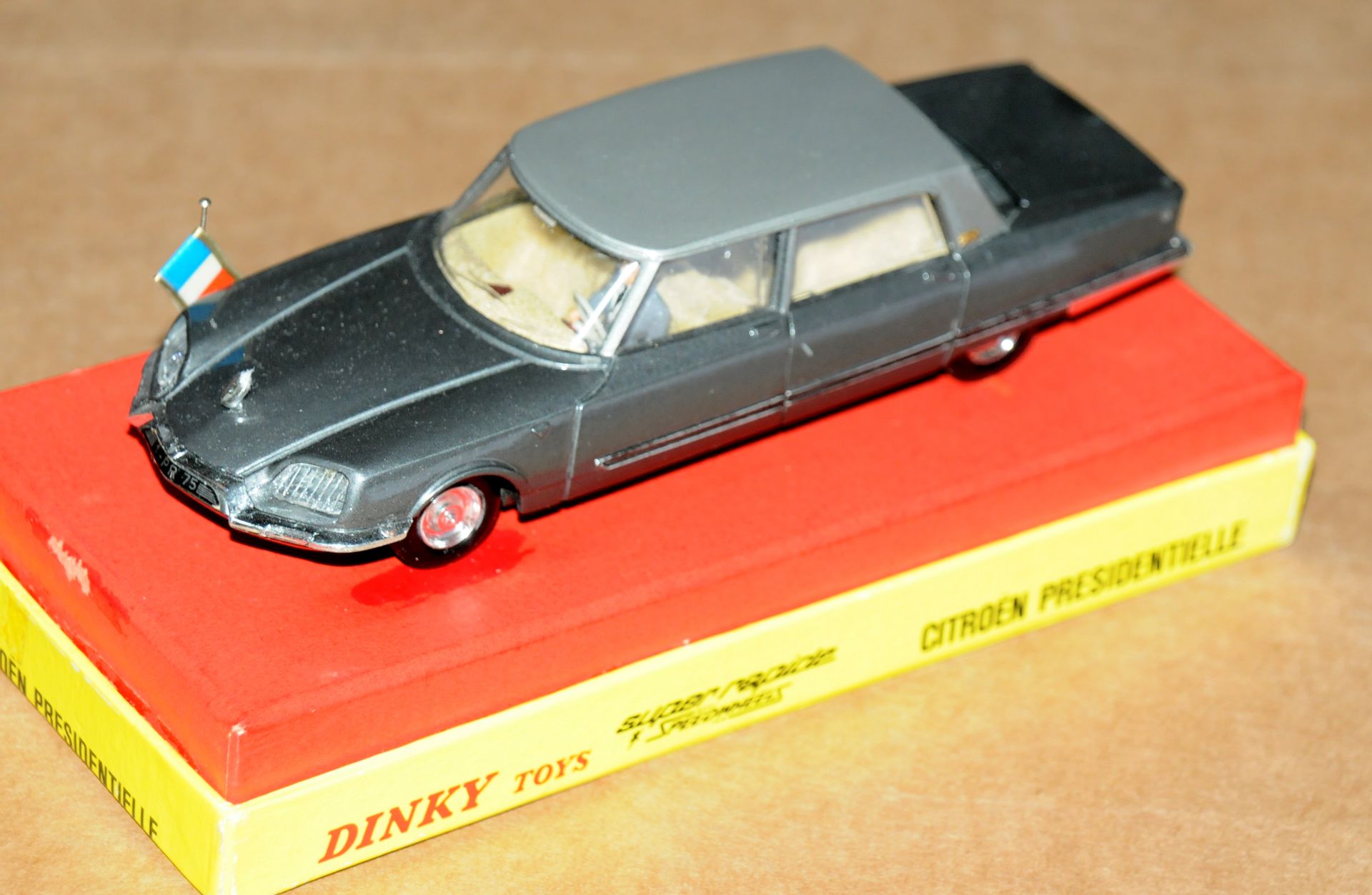 French Dinky Toys 1435 Citroen "Presidentielle" - Metallic dark grey with mid-grey/silver roof, c... - Image 5 of 7