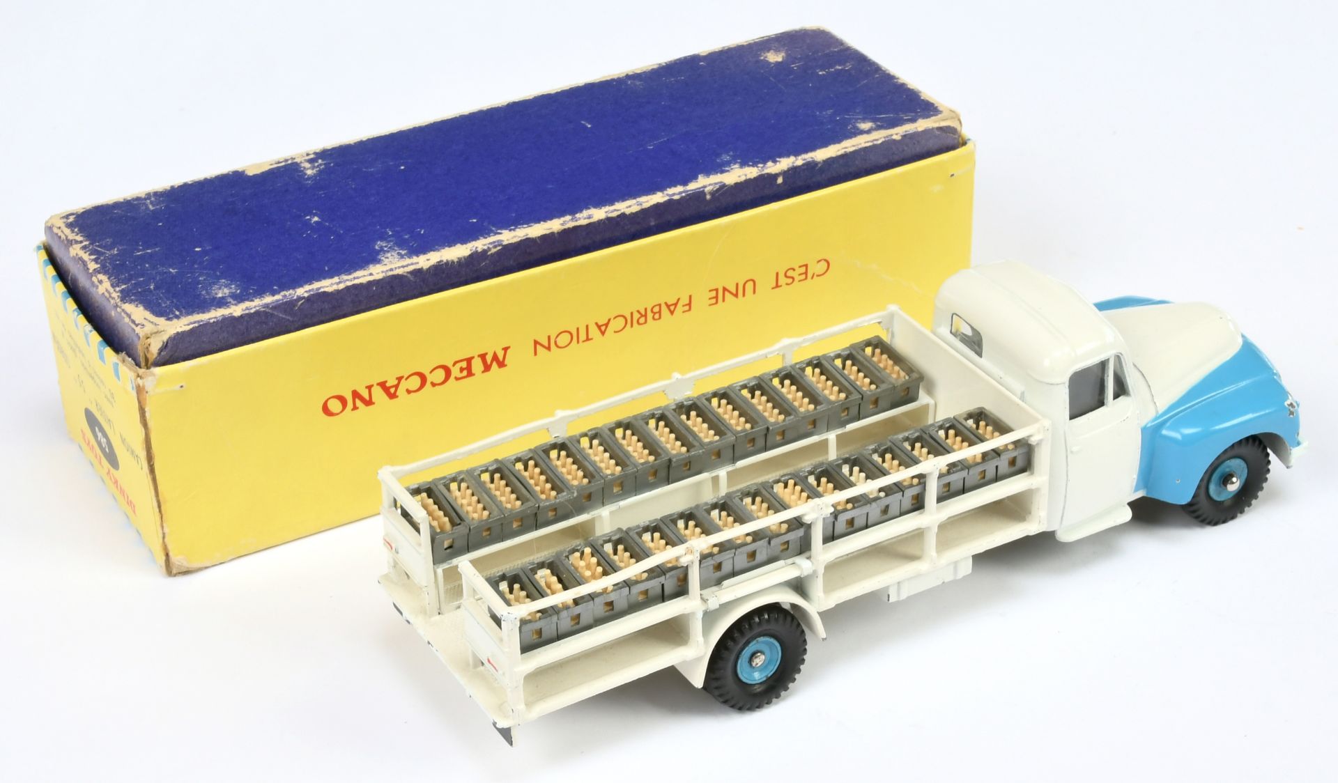 French Dinky Toys 586 Citroen 55 Milk delivery Truck - White, mid-blue including concave hubs, si... - Bild 2 aus 2