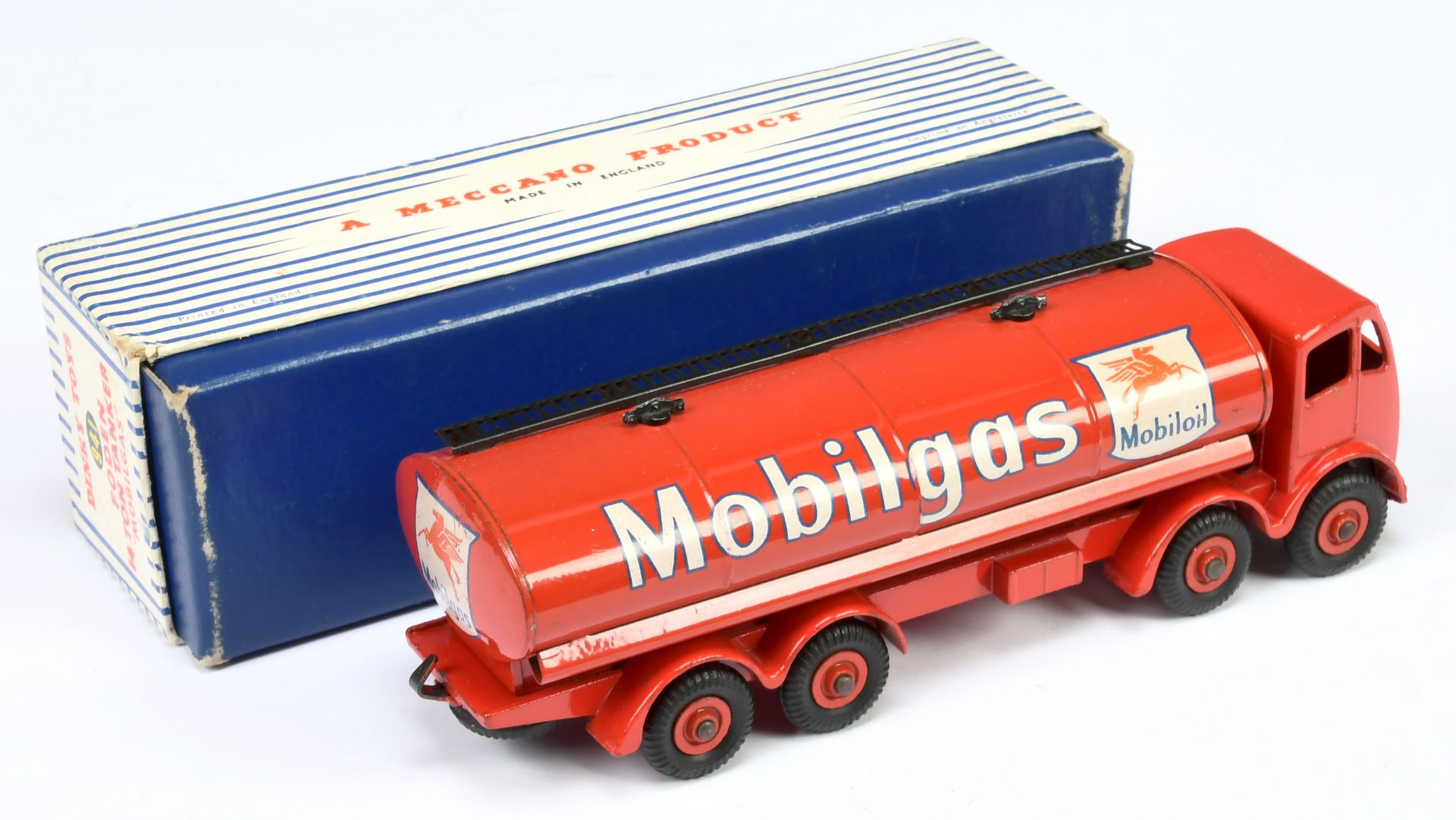 Dinky Toys 941 Foden (Type 2) Tanker "Mobilgas" - Red cab, chassis, tanker and supertoy hubs, sil... - Bild 2 aus 2