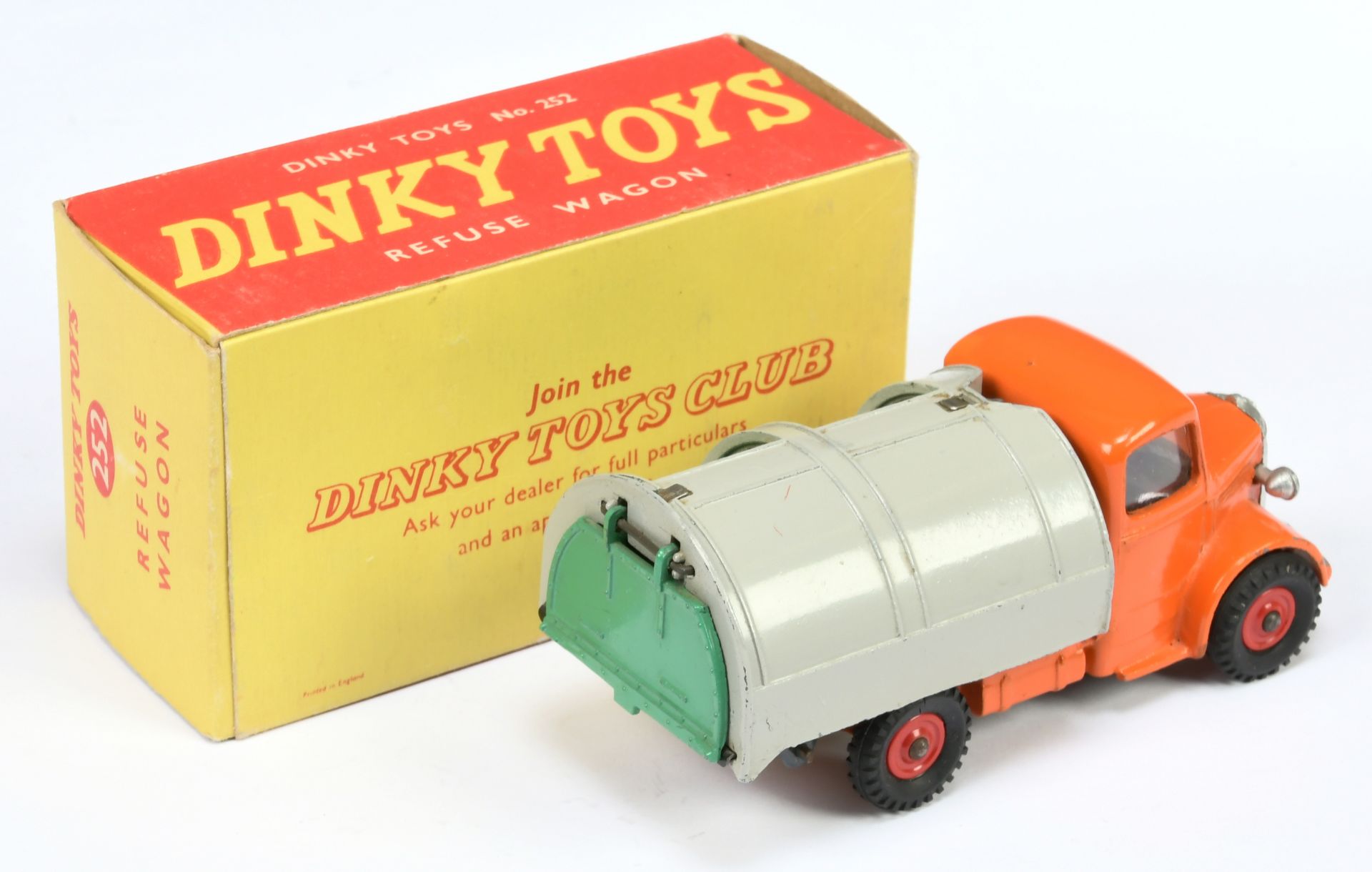 Dinky Toys 252 Bedford Refuse Wagon - Orange body and chassis, green tinplate opening shutters an... - Bild 2 aus 2