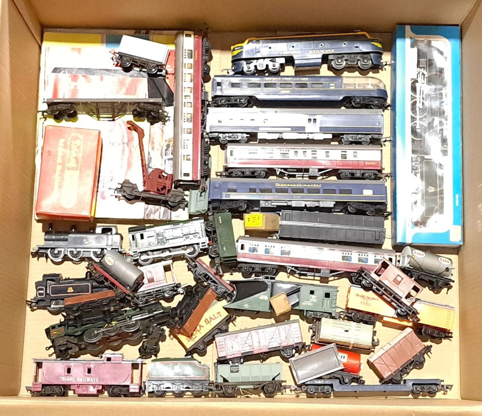 Triang, Airfix & similar, Locomotives, Coaches, accessories & similar, a boxed & unboxed group