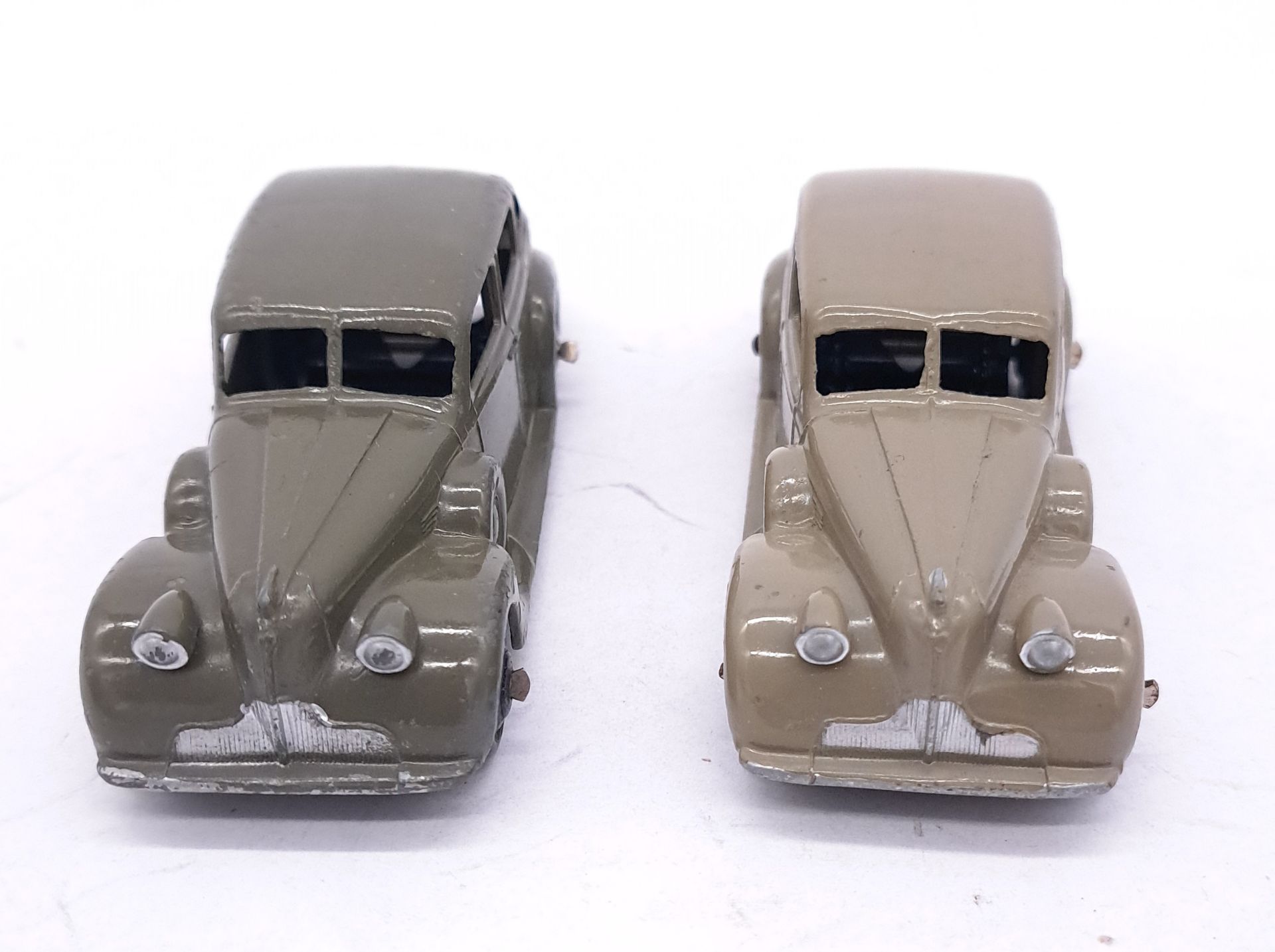 Dinky, an unboxed diecast pair of 39 Series models - Image 3 of 7