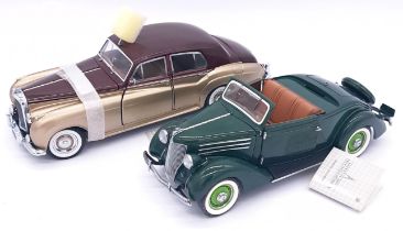 Franklin Mint, a boxed pair of 1:24 scale Classic cars