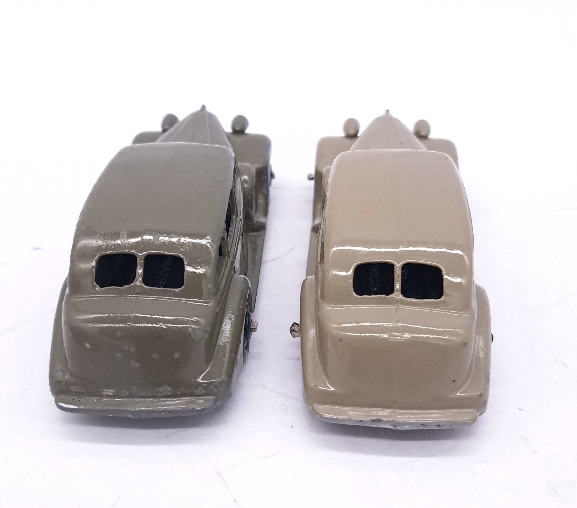 Dinky, an unboxed diecast pair of 39 Series models - Image 5 of 7