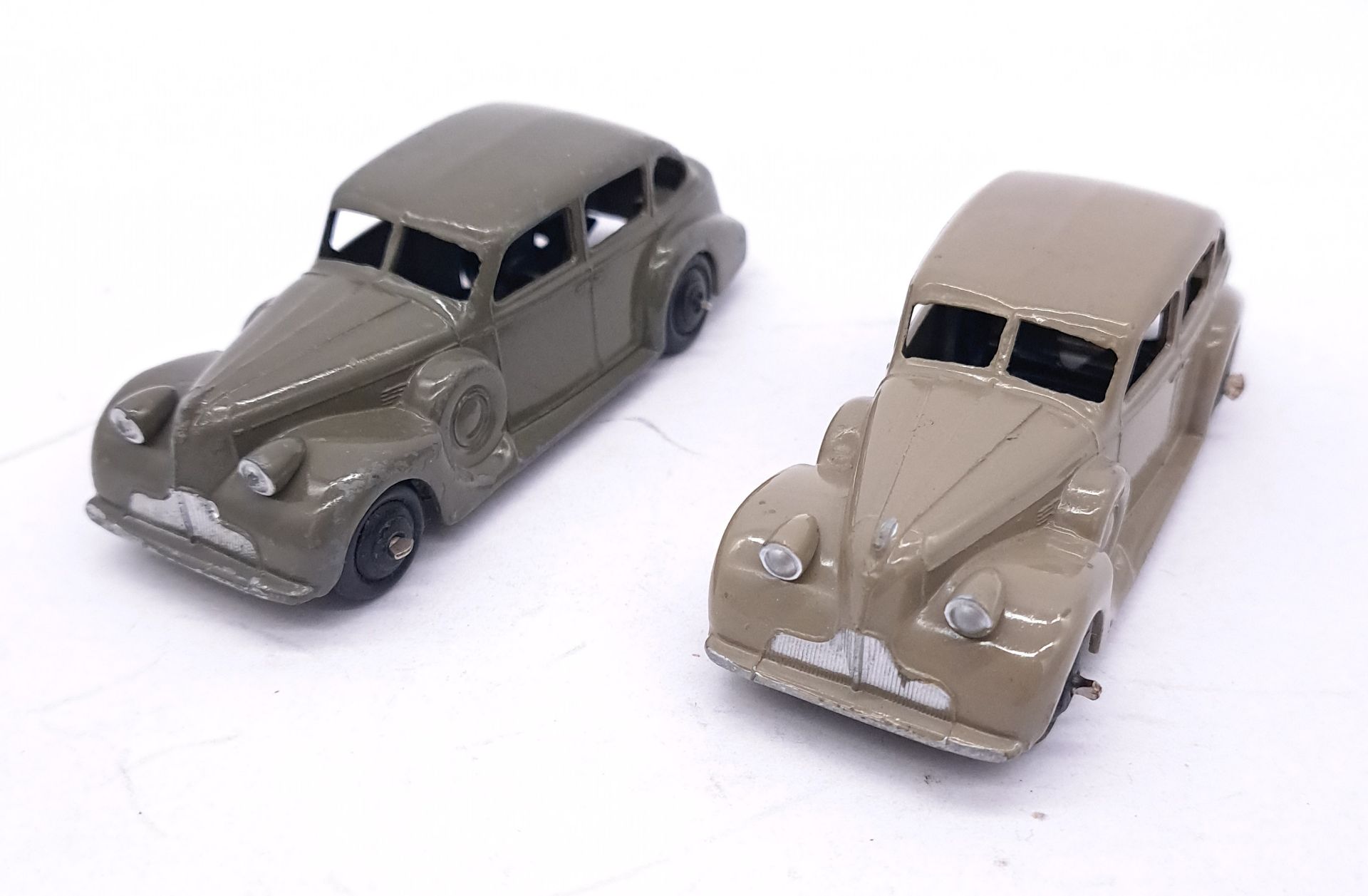 Dinky, an unboxed diecast pair of 39 Series models - Image 2 of 7