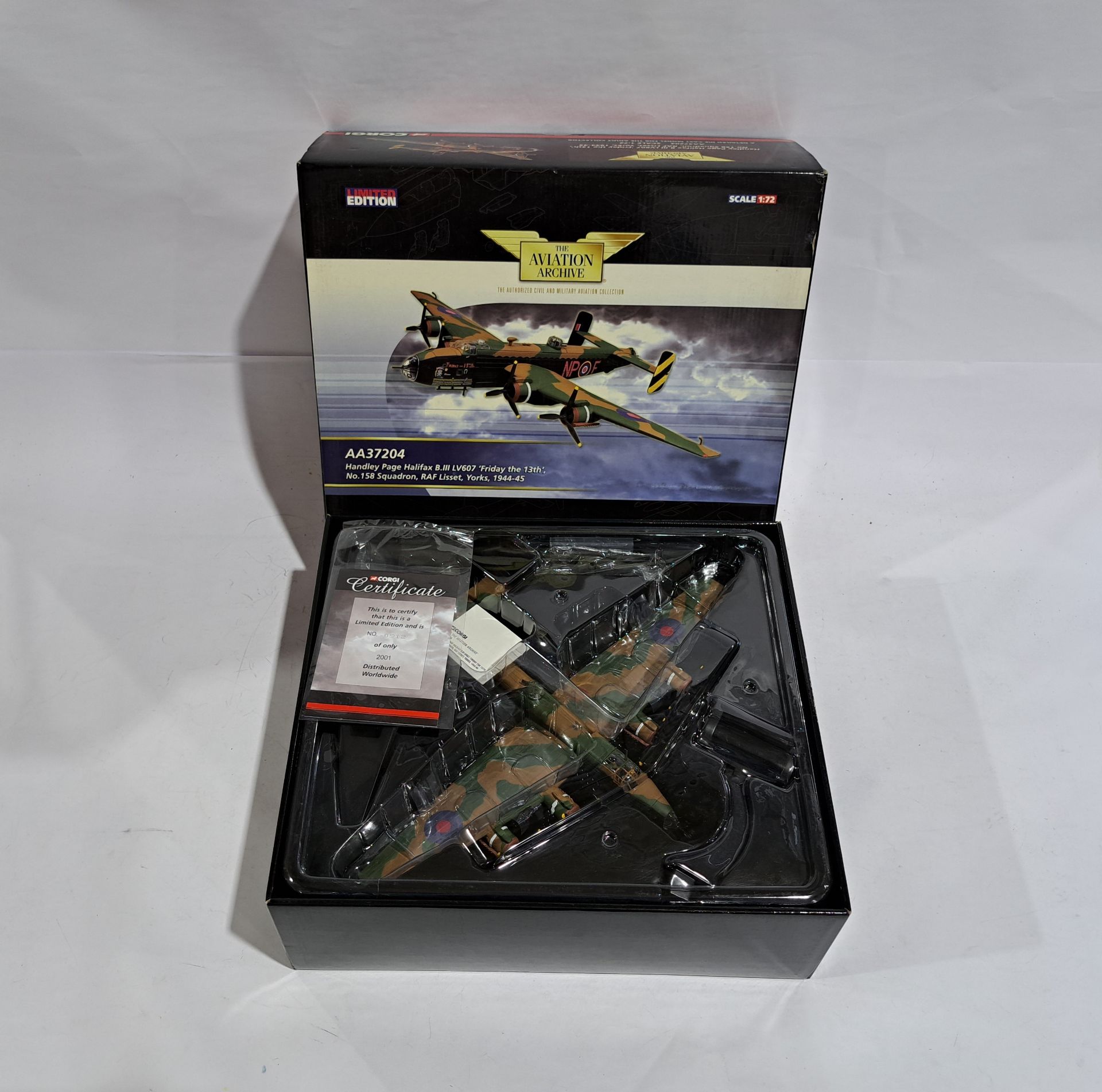 Corgi The Aviation Archive 1:72 scale AA37204 & Race Car Model Kits, a boxed group - Bild 2 aus 3