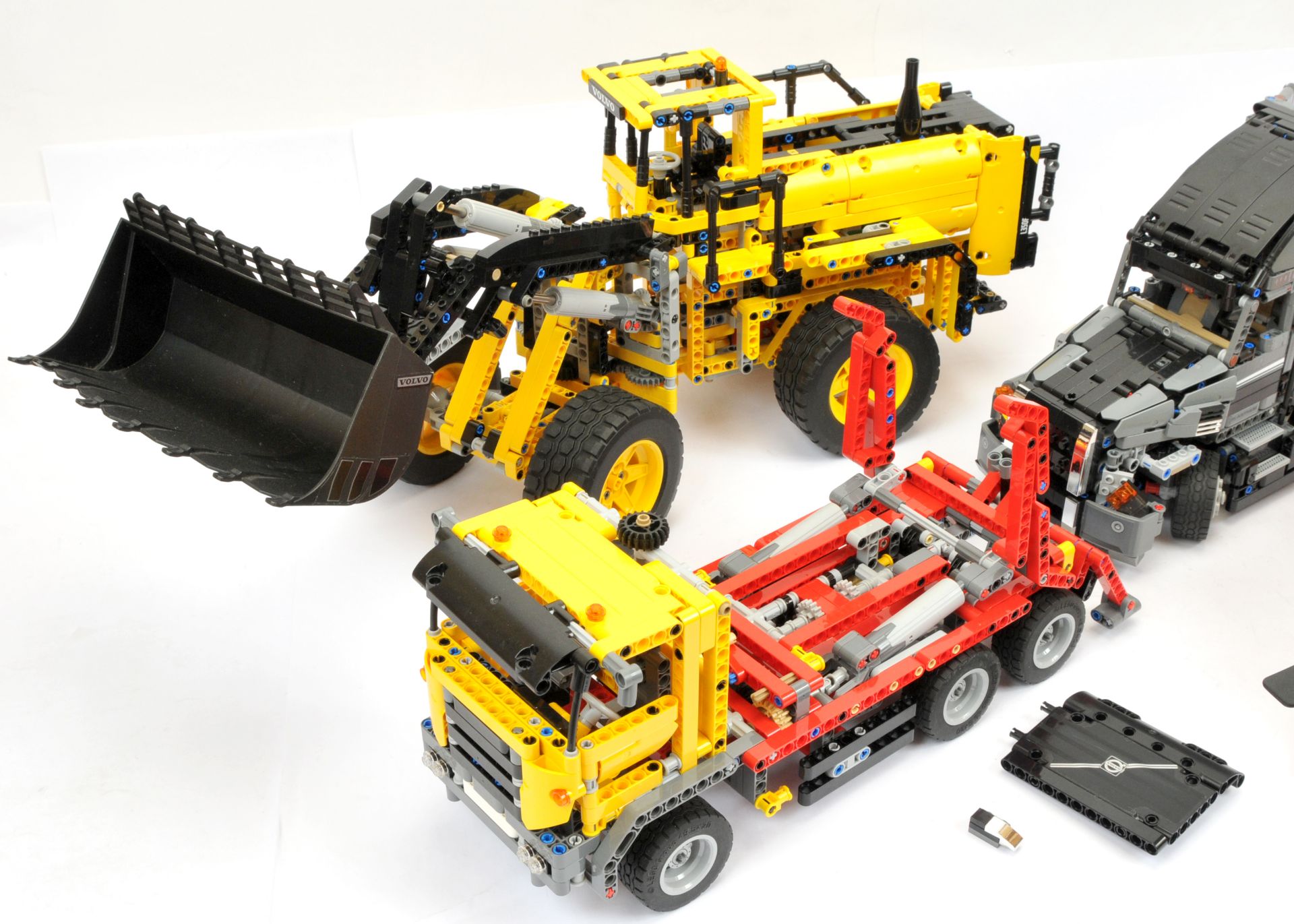 Lego Technic group (1) 9396 Rescue Helicopter (2) 42078 Mack Anthem Truck (3) 42024 Container Tru... - Image 2 of 3