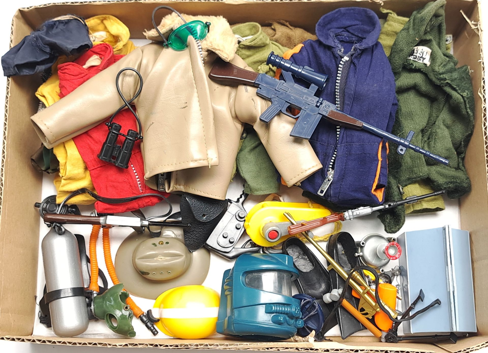 Palitoy Action Man vintage loose clothing/accessories to include guns, various part outfits, helm...