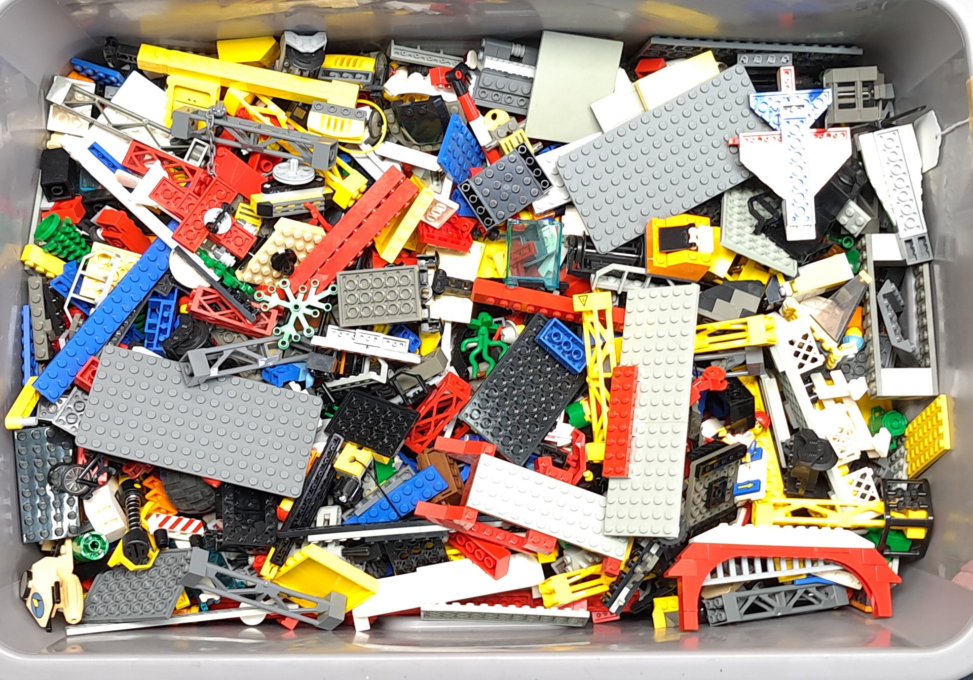 Lego a large unboxed quantity of loose items to include various colour parts, part built models, ...