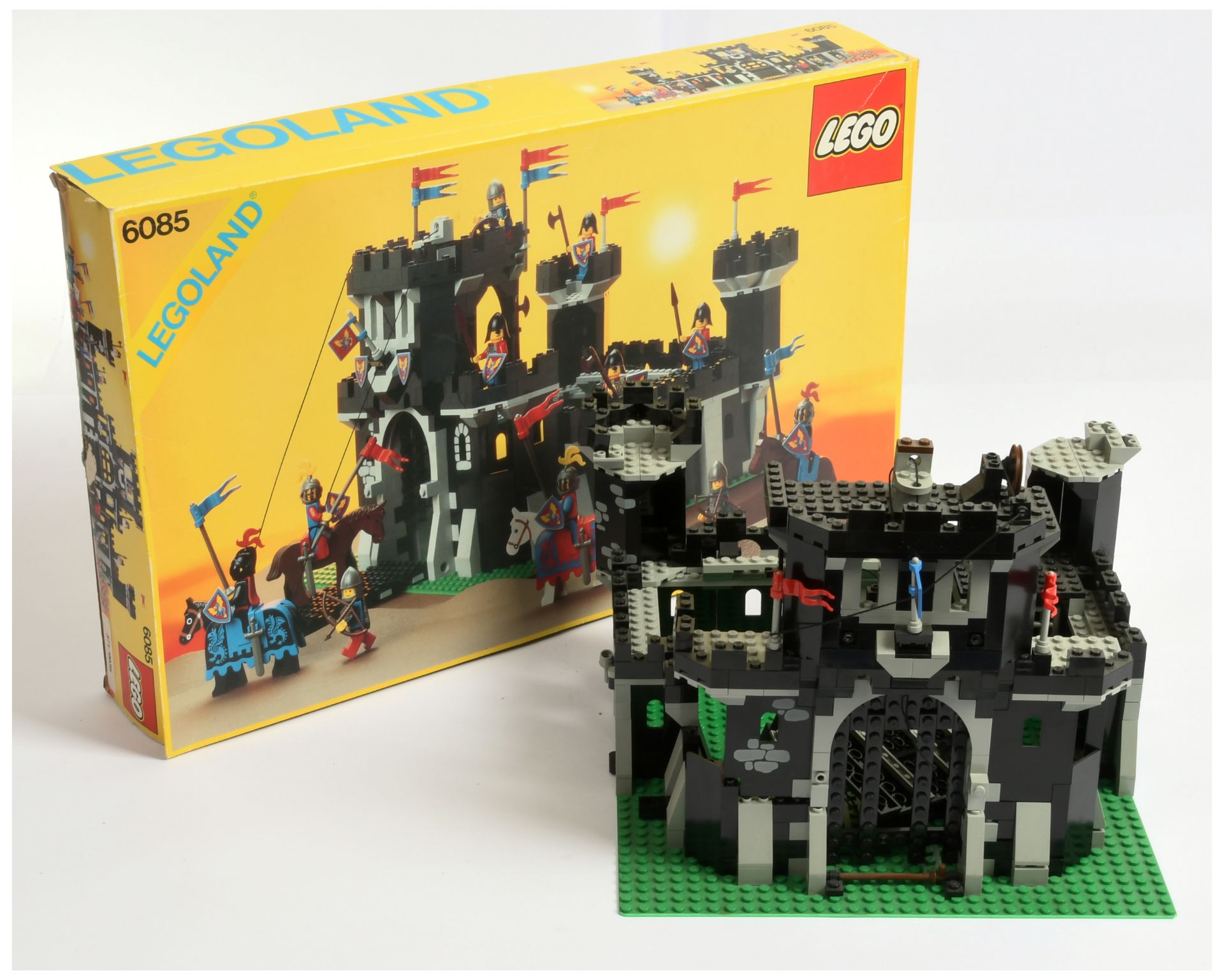 Lego 6085 Black Monarchs Castle 1989, with ioriginal instructions, mostly built with Minifigures ...