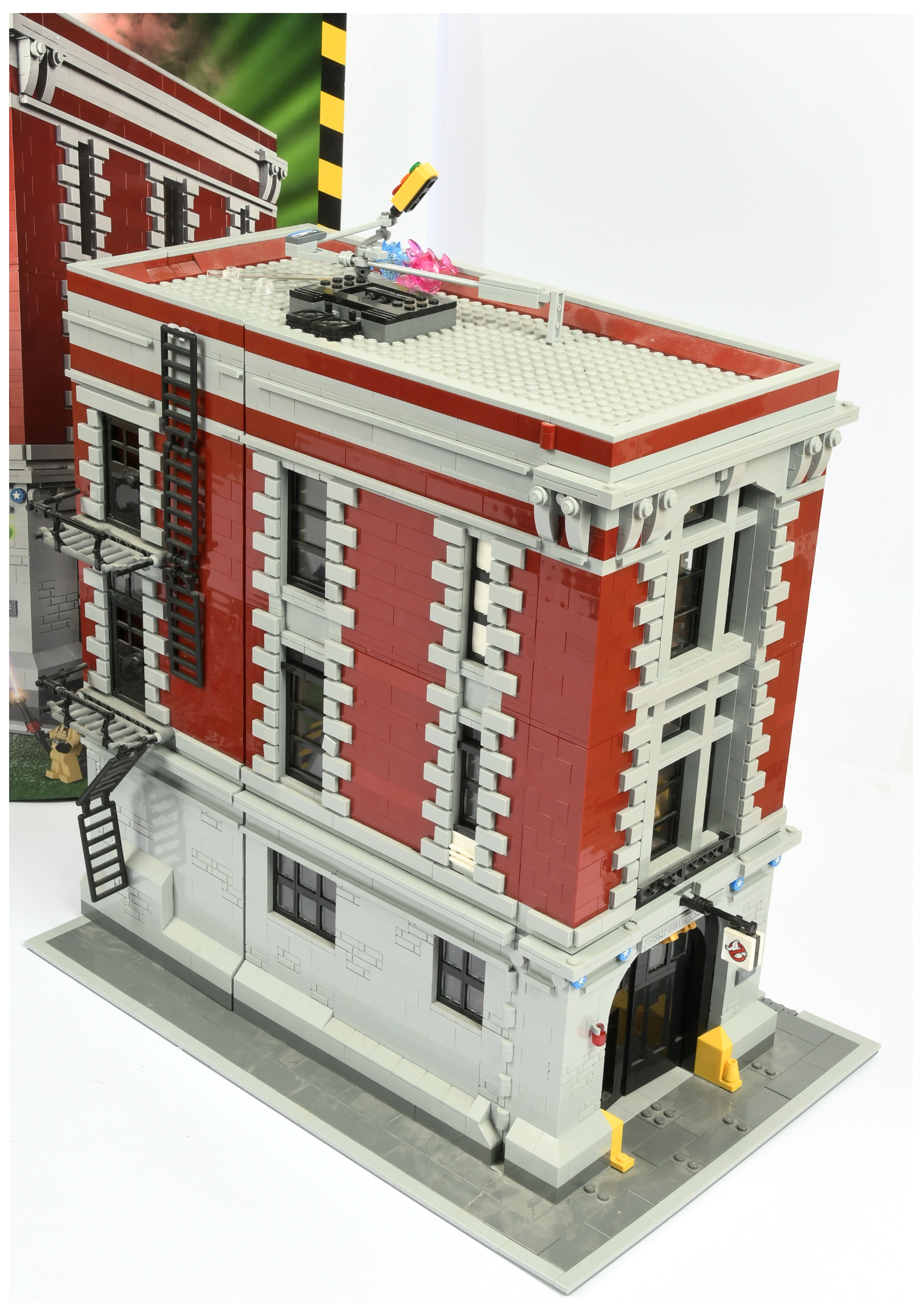 Lego 75827 -"Ghostbusters" Fire House Headquarters - built model, with instructions, includes som... - Image 2 of 2