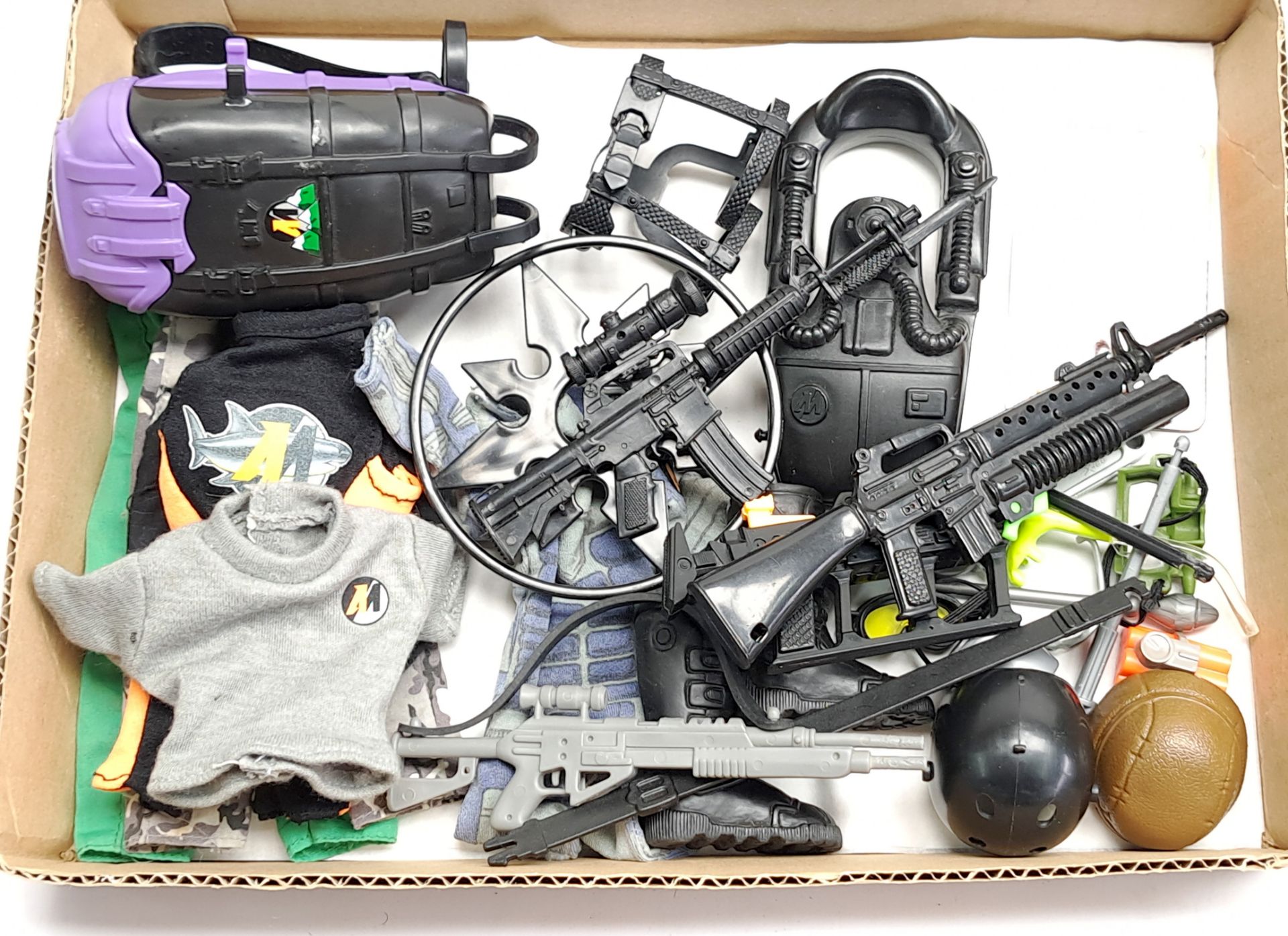 Hasbro modern Action Man, loose figures, part uniforms, weapons, ammo/kit storage box - not check... - Image 2 of 2