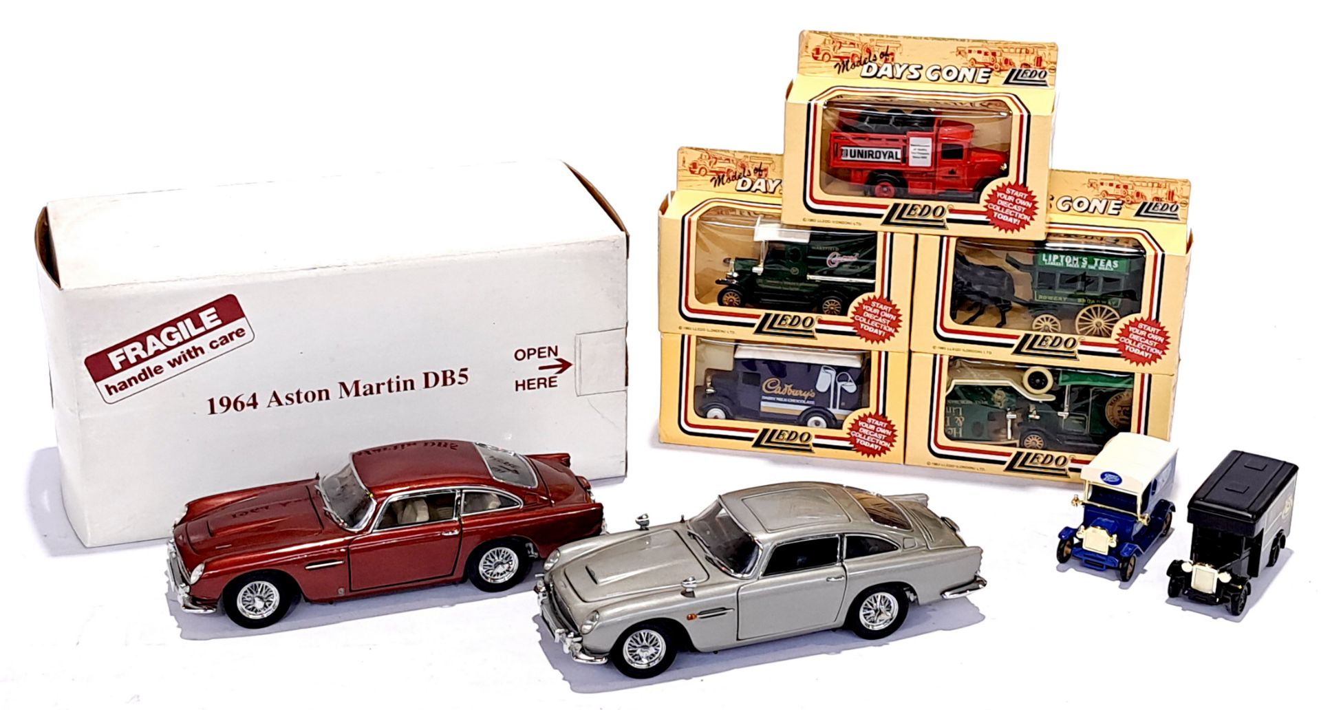 Danbury Mint, a boxed & unboxed 1:24 scale Aston Martin pair