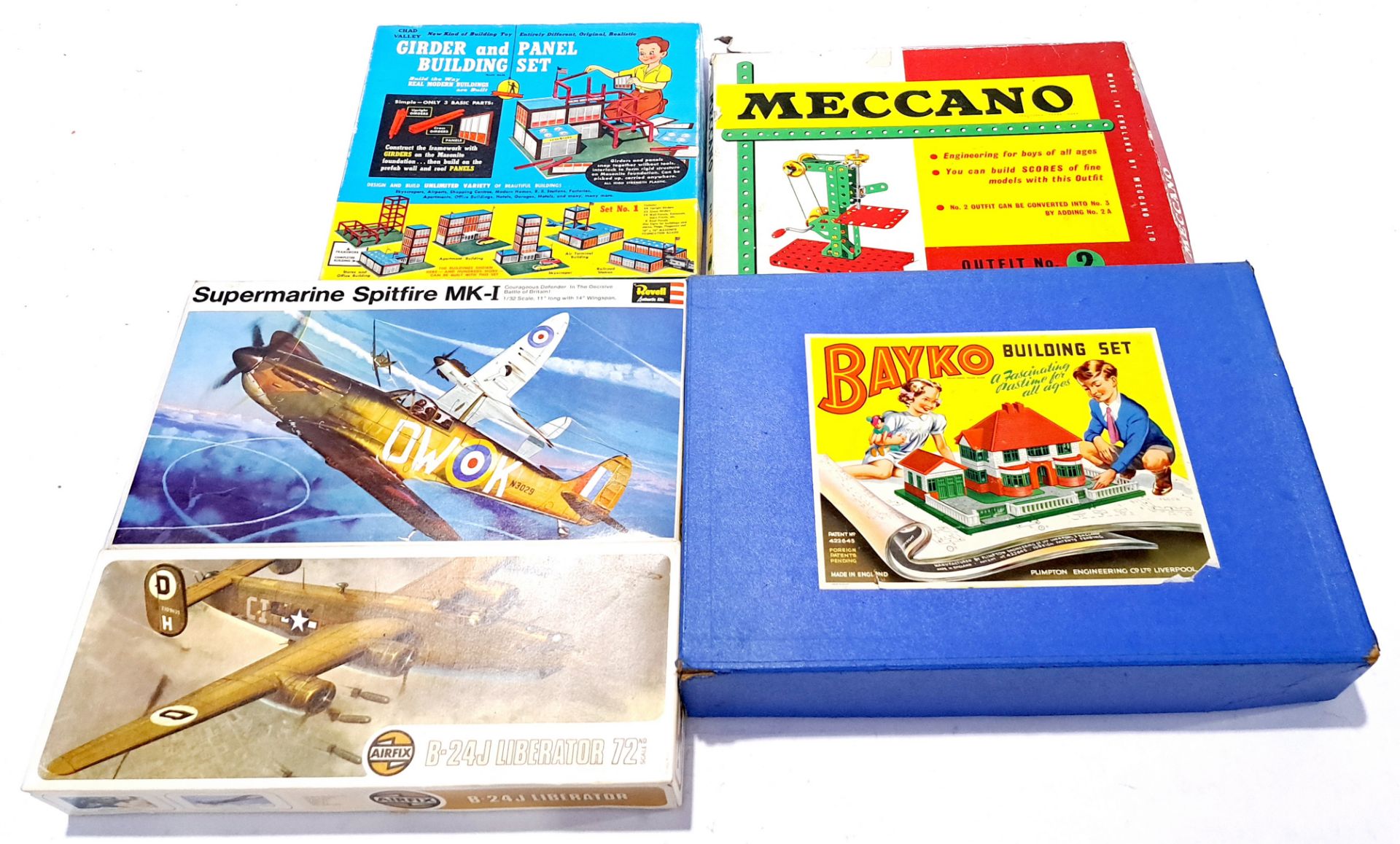Airfix, Meccano, Bayko and similar, a mixed group of Kits and Construction. Not checked for compl...