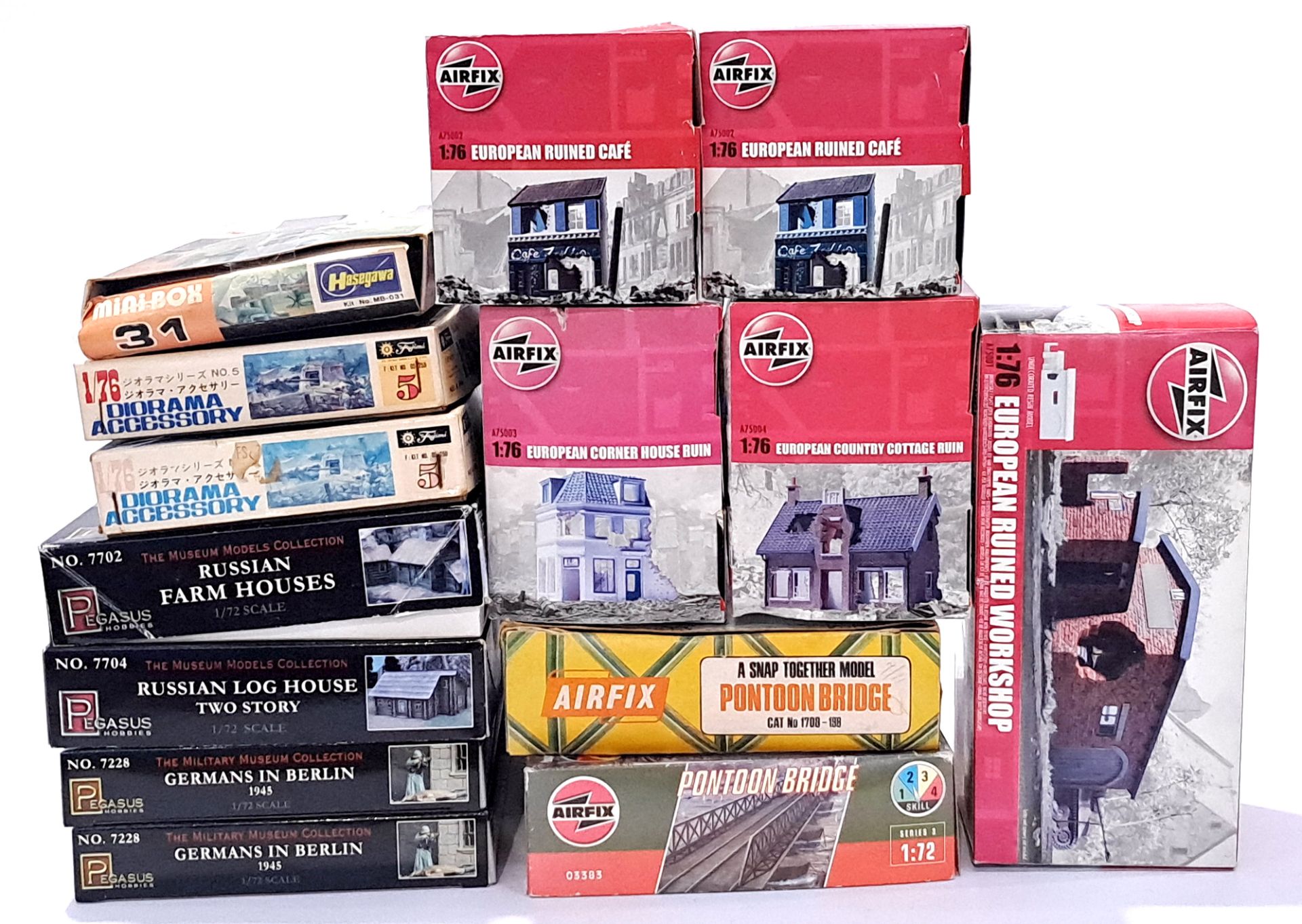 Airfix and similar, a mixed boxed group of Diorama/Houses and Buildings. and similar. Not checked...