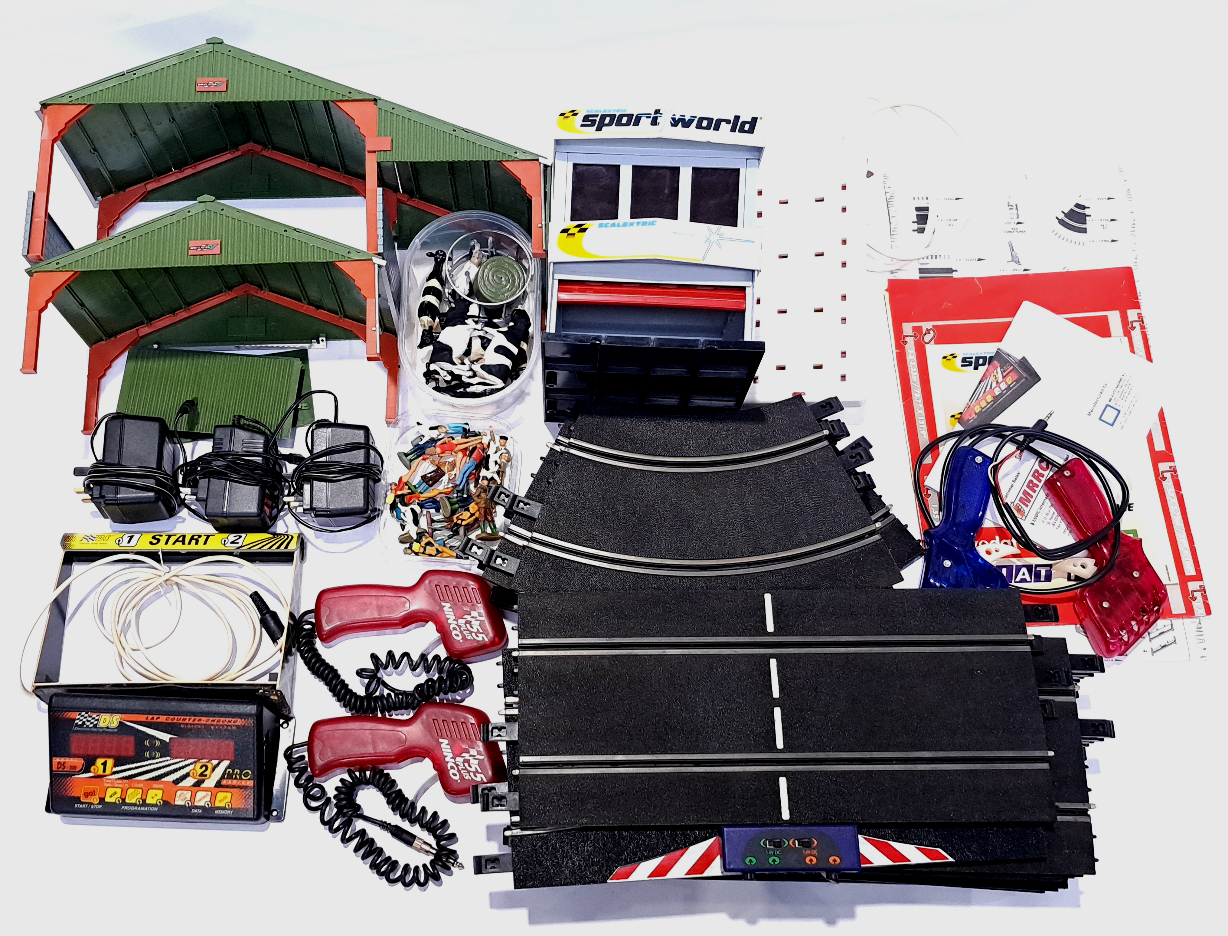 Scalextric and similar a mixed large group of Accessories including Trees, buildings and figures,... - Image 2 of 5