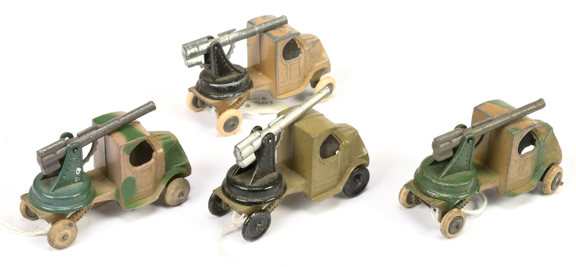 Tootsietoy group of 4 Mack trucks with guns  - (1) Camouflage ta/green bare metal hubs with, whit... - Bild 2 aus 2