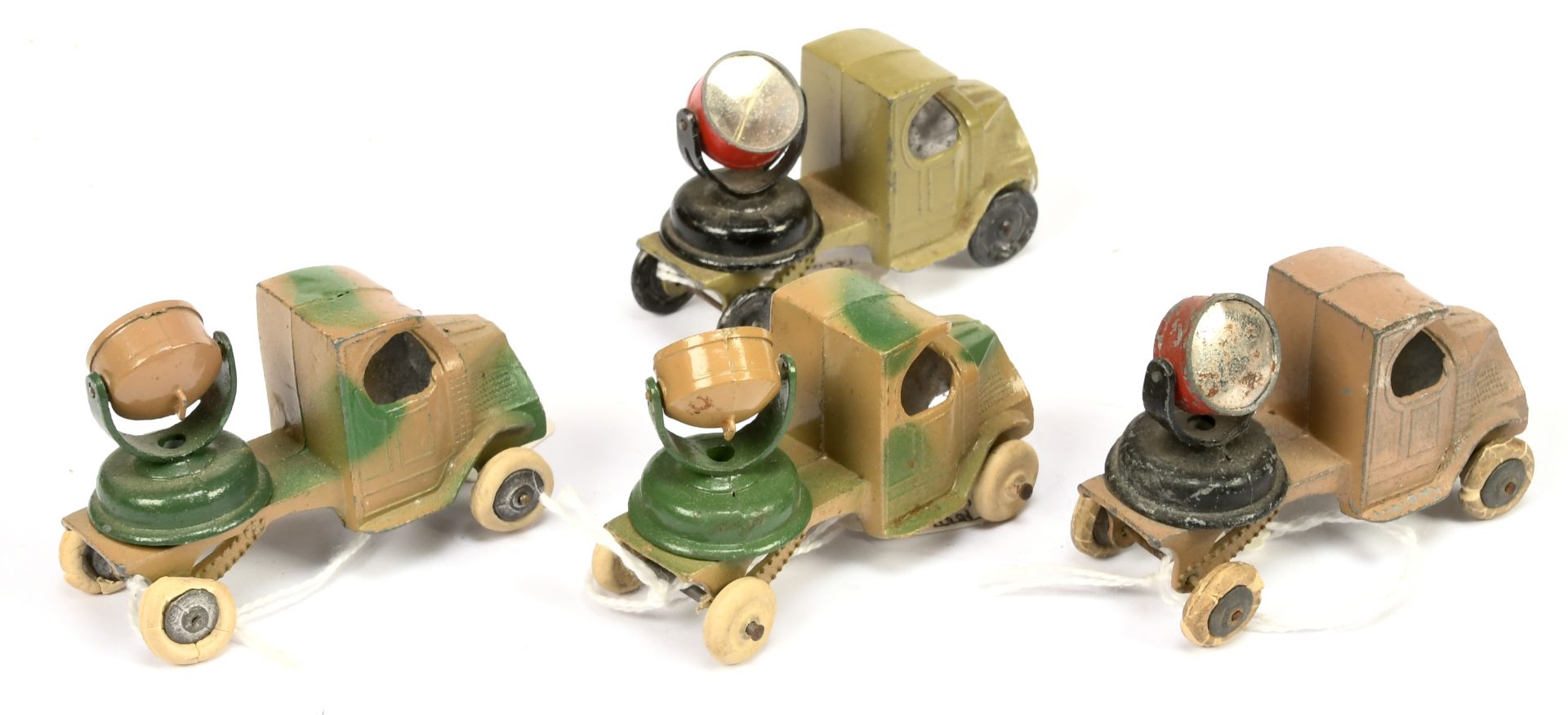 Tootsietoy group of 4 Mack trucks with searchlights - (1) Camouflage ta/green including light base - Bild 2 aus 2