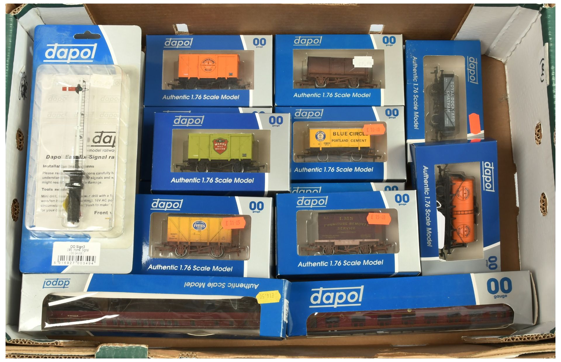 Dapol OO Group of Signals & Rolling Stock.