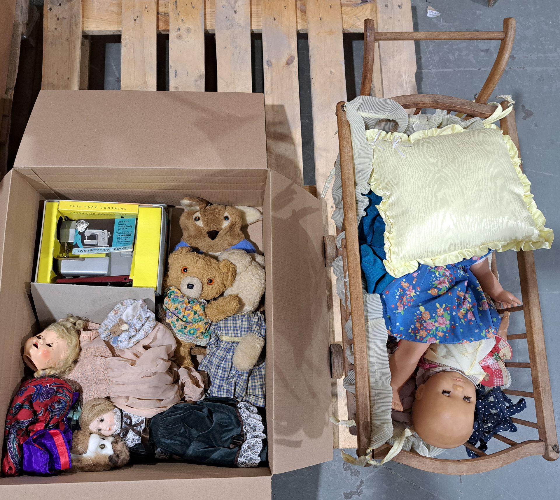 Mixed lot including dolls & bears