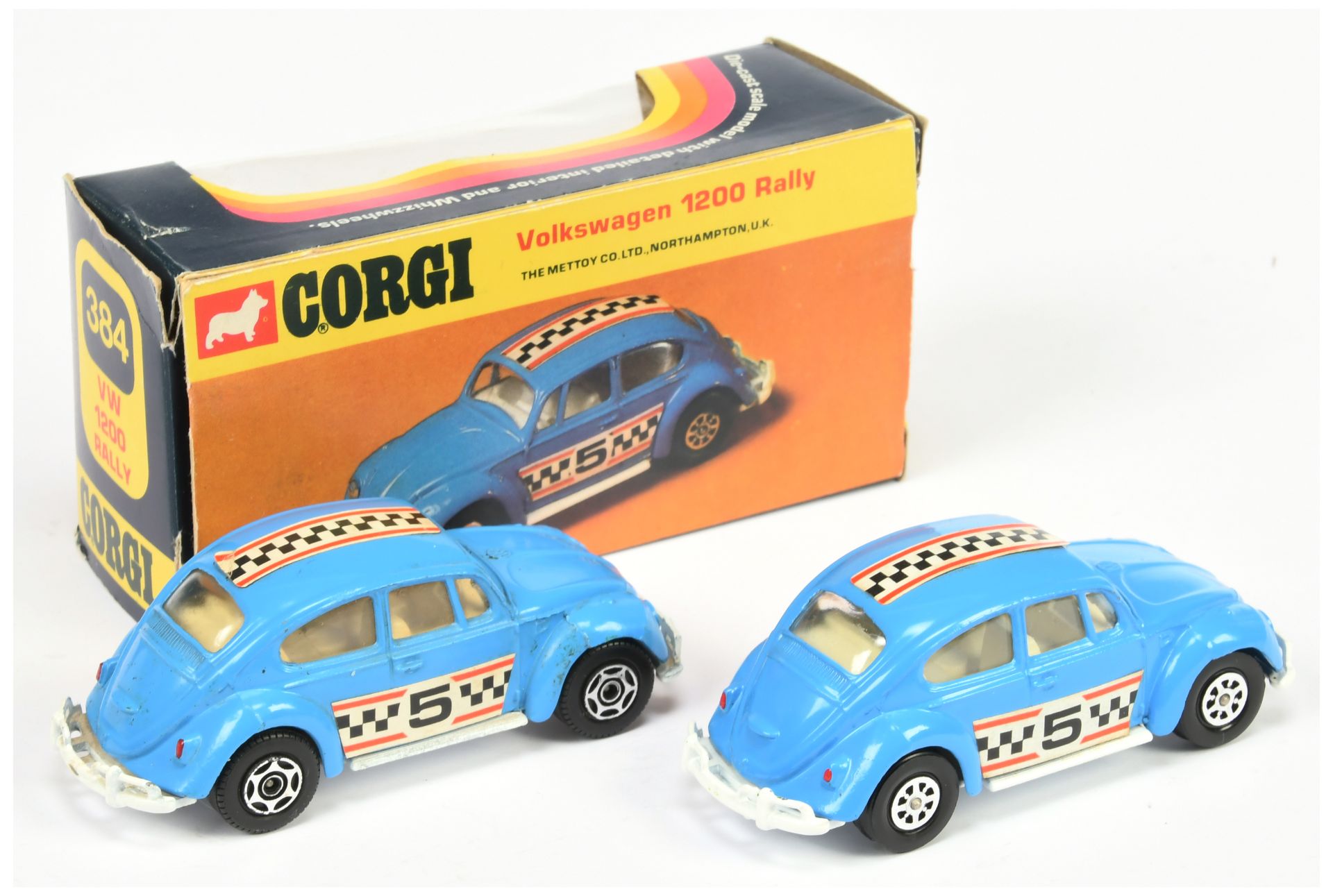 Corgi Toys 384 Volkswagen Salon (Beetle) - A Pair - (1) Mid-blue, white base and interior, whizzw... - Bild 2 aus 2