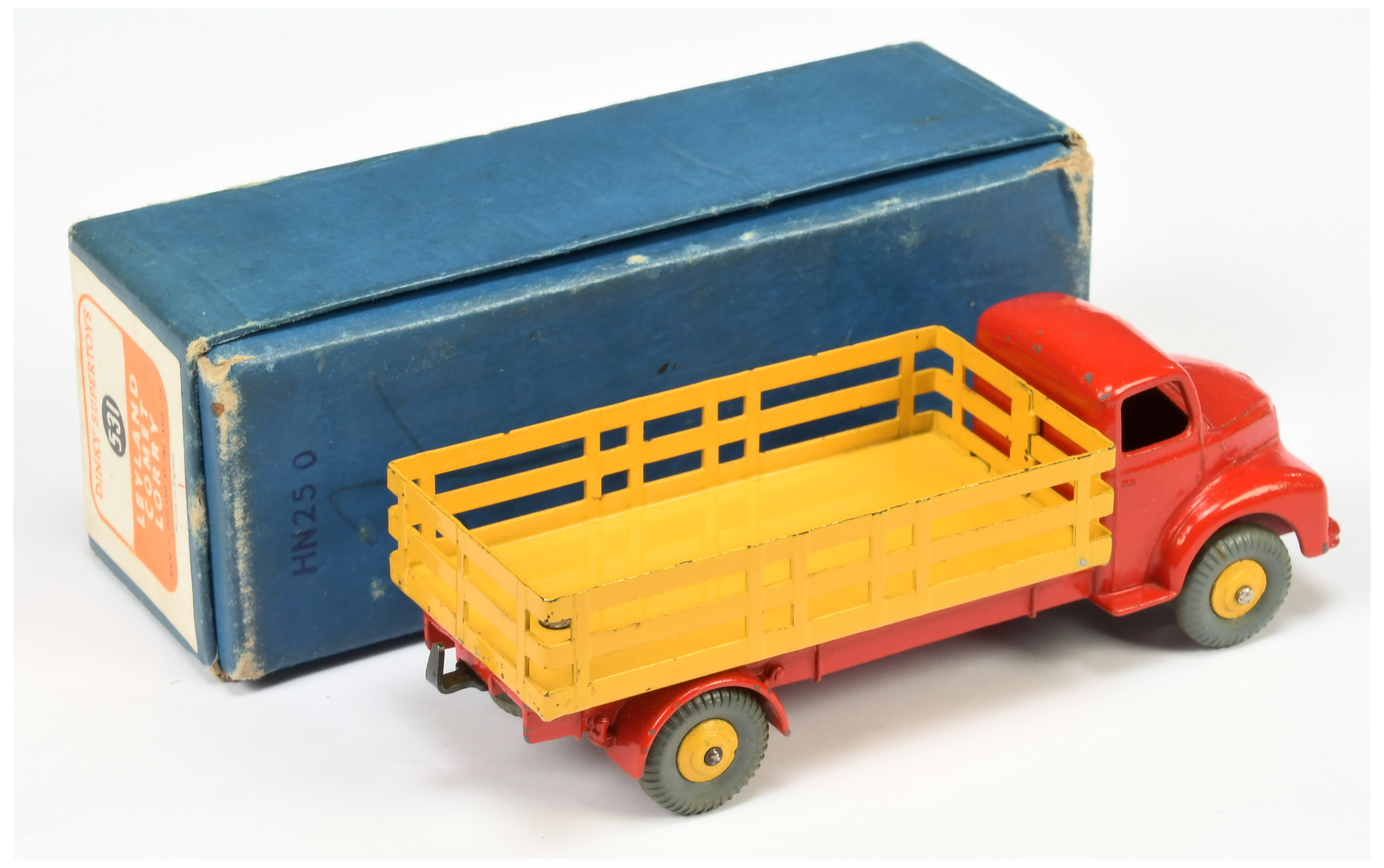 Dinky toys 531 Leyland Comet Lorry - Red cab and chassis, yellow stake back and rigid hubs with g... - Image 2 of 2