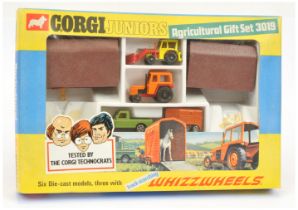 Corgi Toys Juniors 3019 "Agricultural" Gift Set To Include - Land Rover With pony Trailer and Pon...