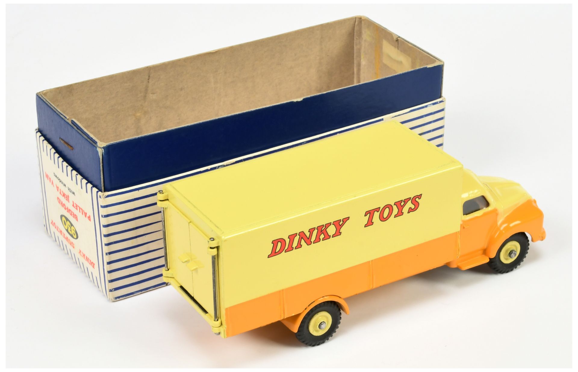 Dinky Toys 930 Bedford Pallet Jekta "Dinky Toys" Delivery Van - Two-Tone yellow, rigid hubs with ... - Image 2 of 2