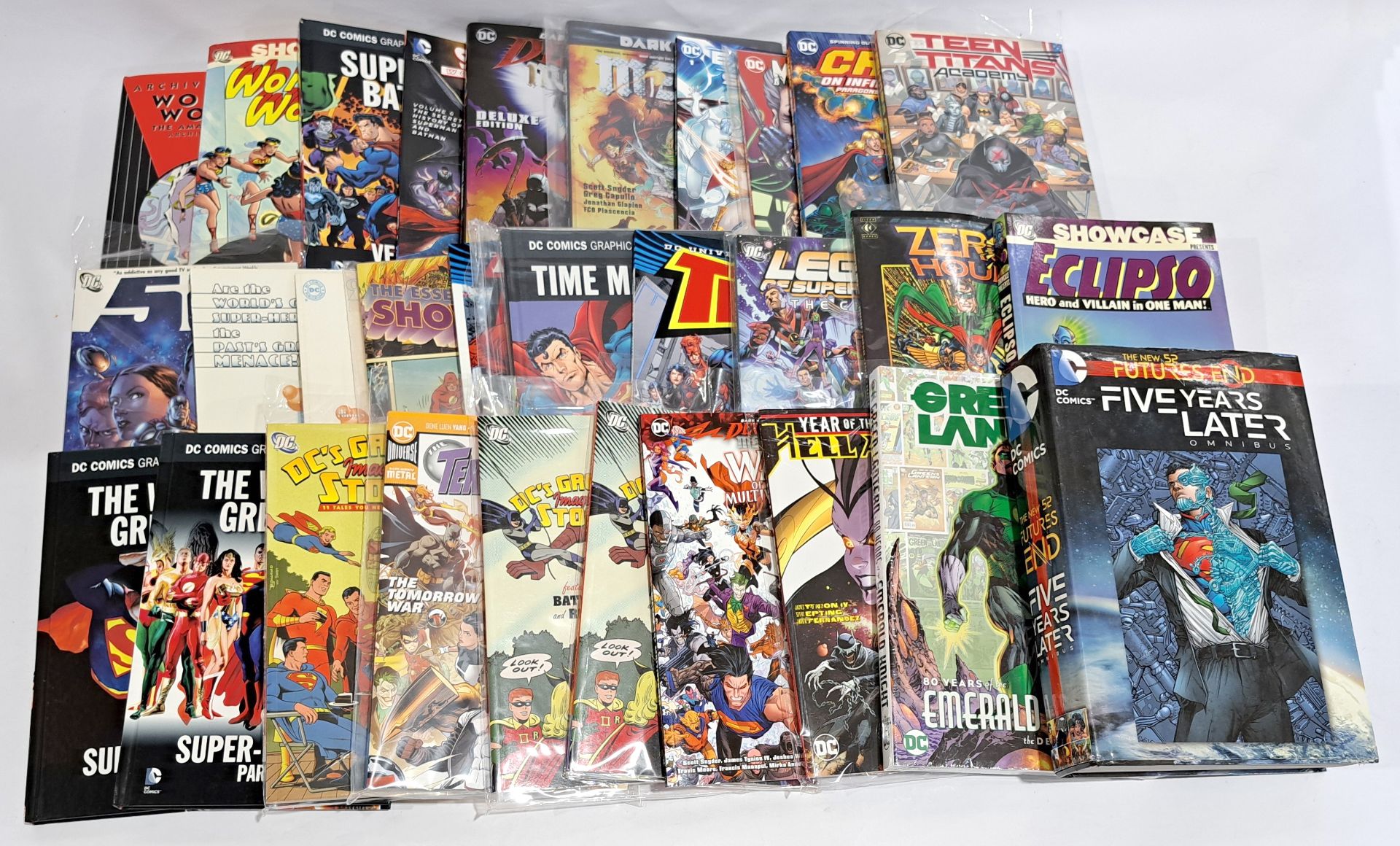 Quantity of DC Comics Superhero Graphic Novels & Trade Paperbacks - Bild 2 aus 2