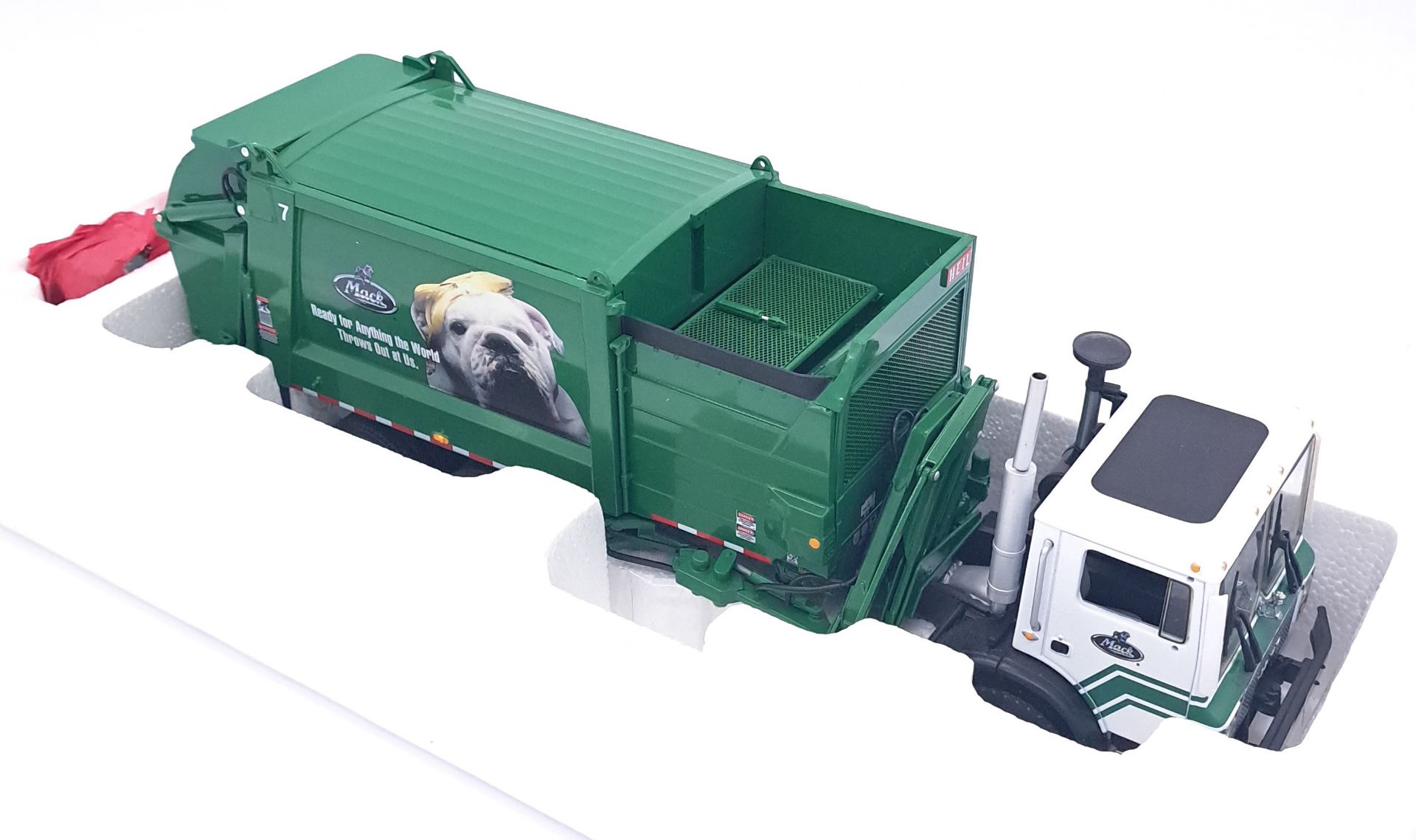 First Gear, a boxed 1:34 scale Mack Truck - Mr Series With Automated Side Load Refuse Body - Bild 4 aus 5