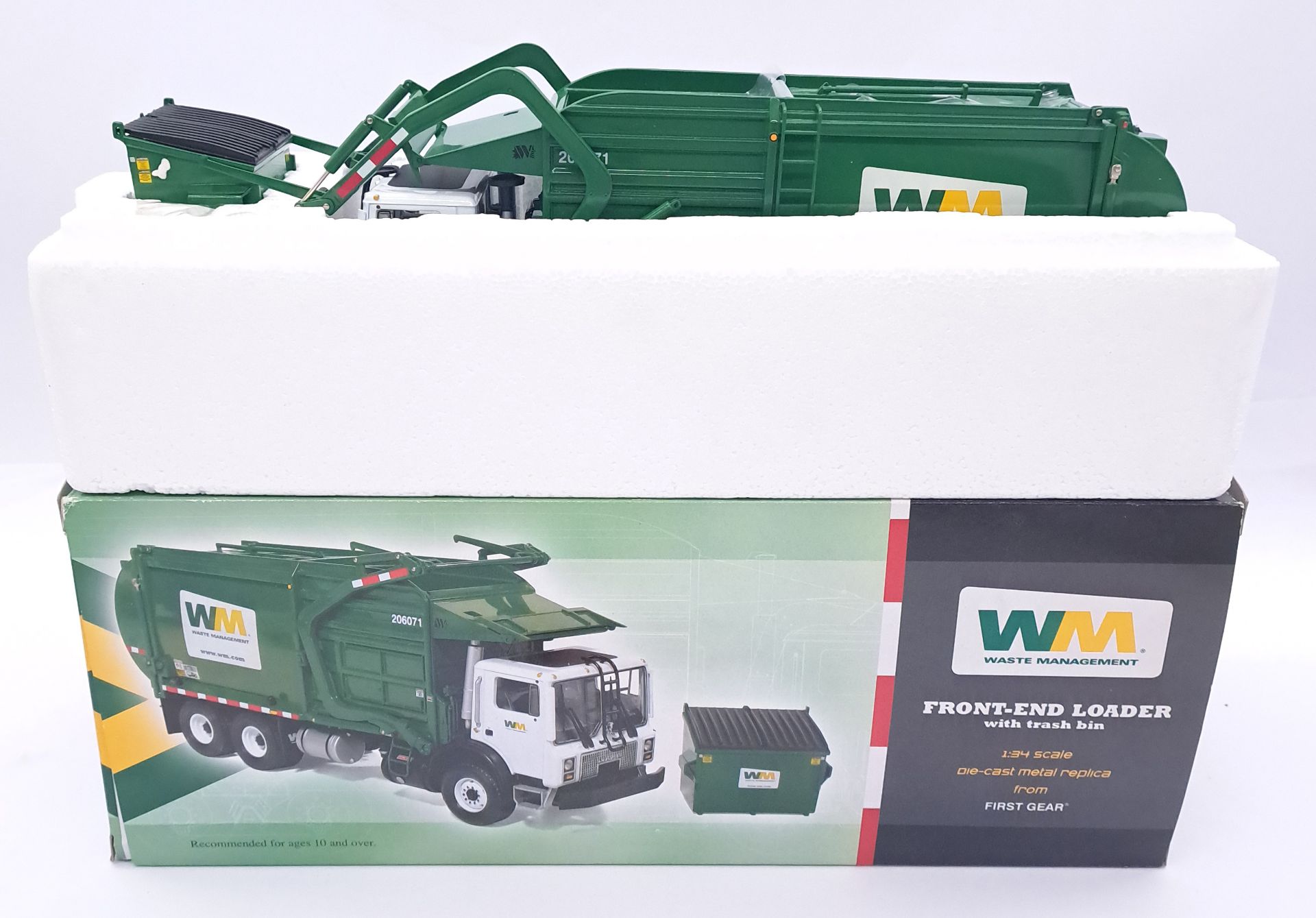 First Gear, a boxed 1:34 scale Front-End Loader With Trash Bin "WM Waste Management" - Bild 2 aus 5