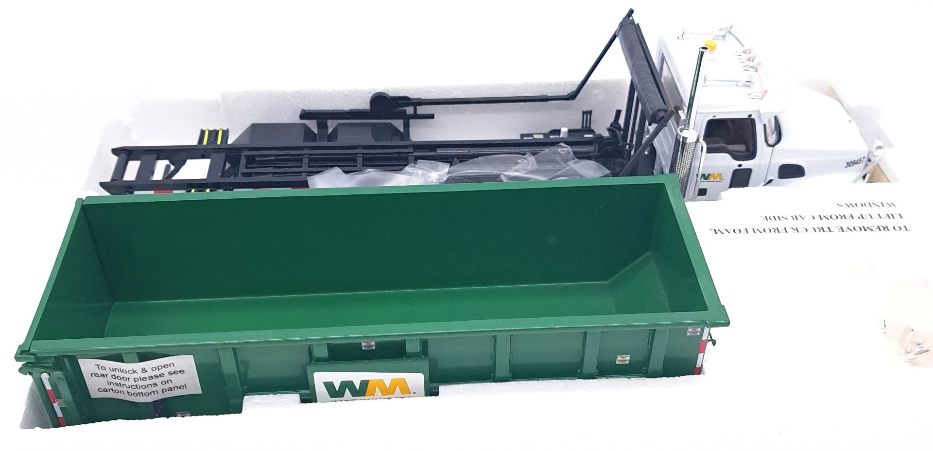 First Gear, a boxed 1:34 scale Roll-Off Refuse Truck "WM Waste Management" - Image 4 of 5