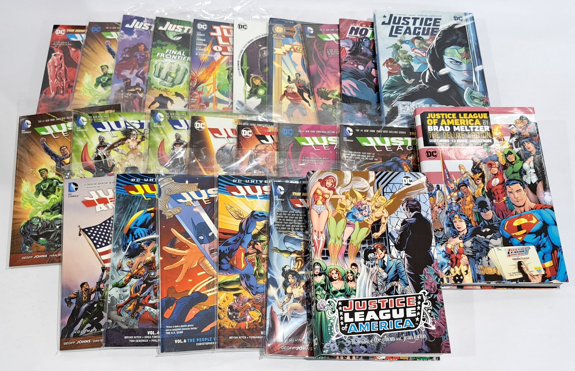 Quantity of DC Comics Justice League Graphic Novels & Trade Paperbacks - Bild 2 aus 2