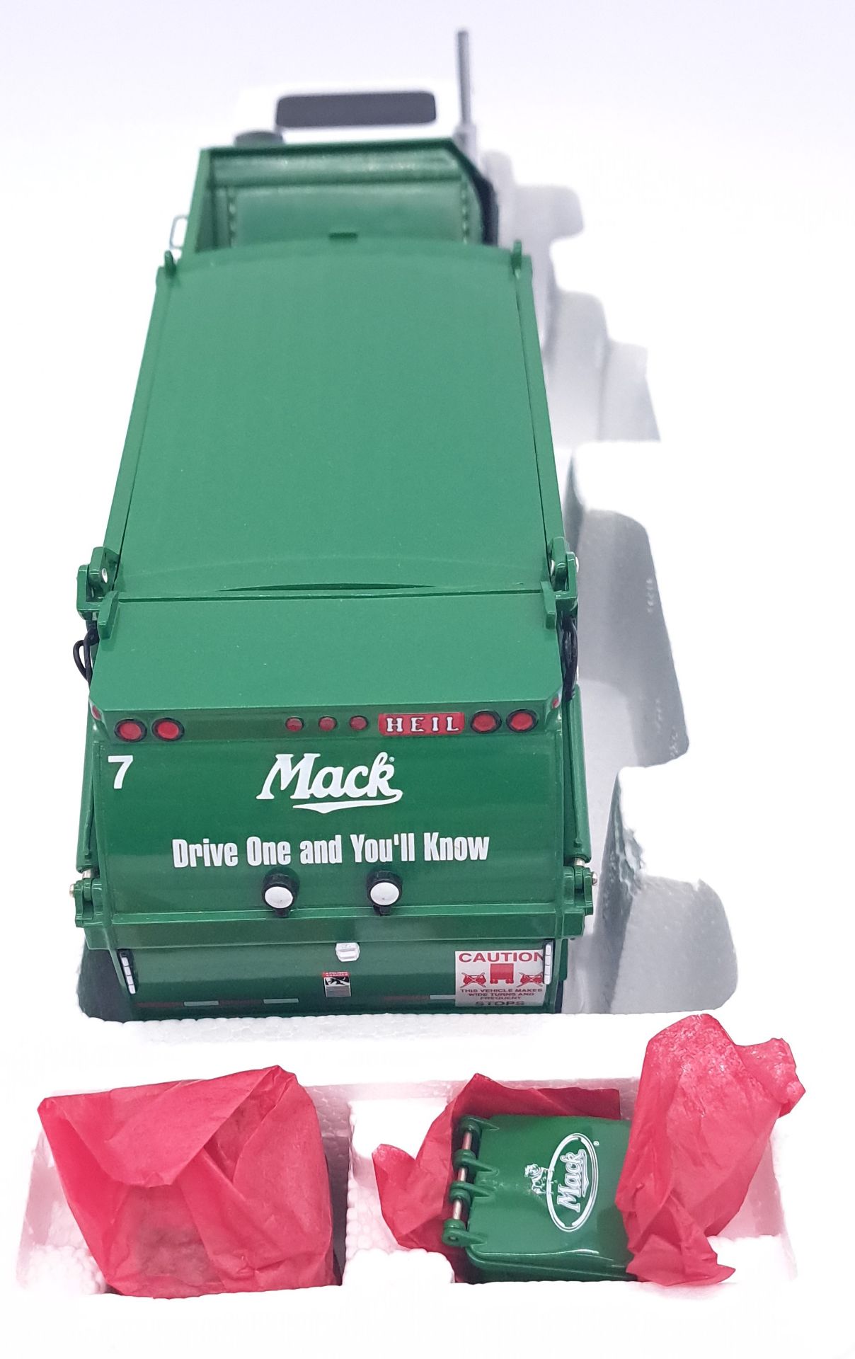 First Gear, a boxed 1:34 scale Mack Truck - Mr Series With Automated Side Load Refuse Body - Bild 5 aus 5