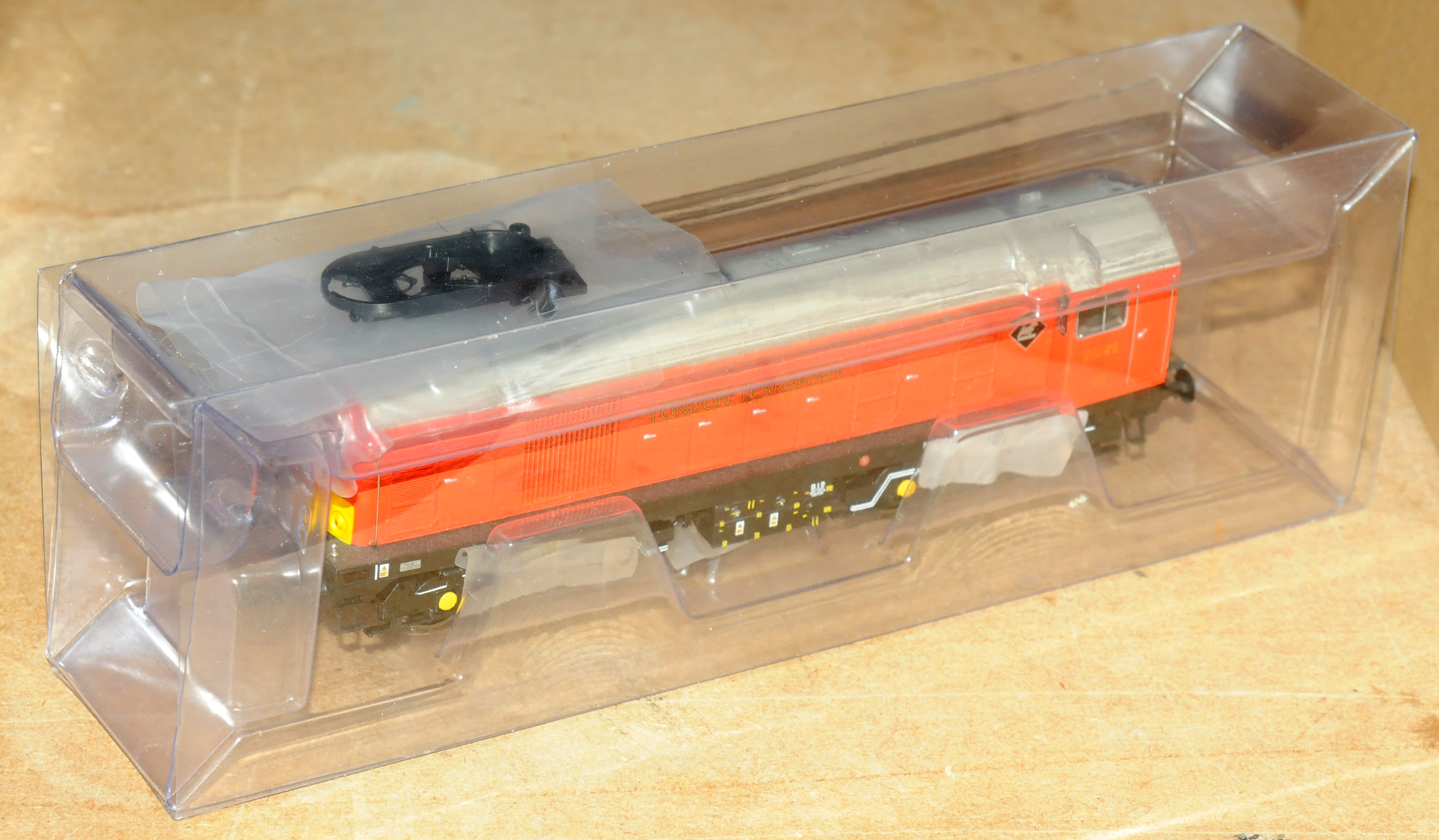 Bachmann OO Gauge 32-030Z (Limited Edition) Class 20 London Transport Diesel Locomotive No. 20189... - Image 2 of 5