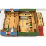 Hornby Dublo group of plastic Station, Buildings & Trackside items. 