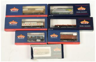 Bachmann Branchline OO Group of boxed wagons. 