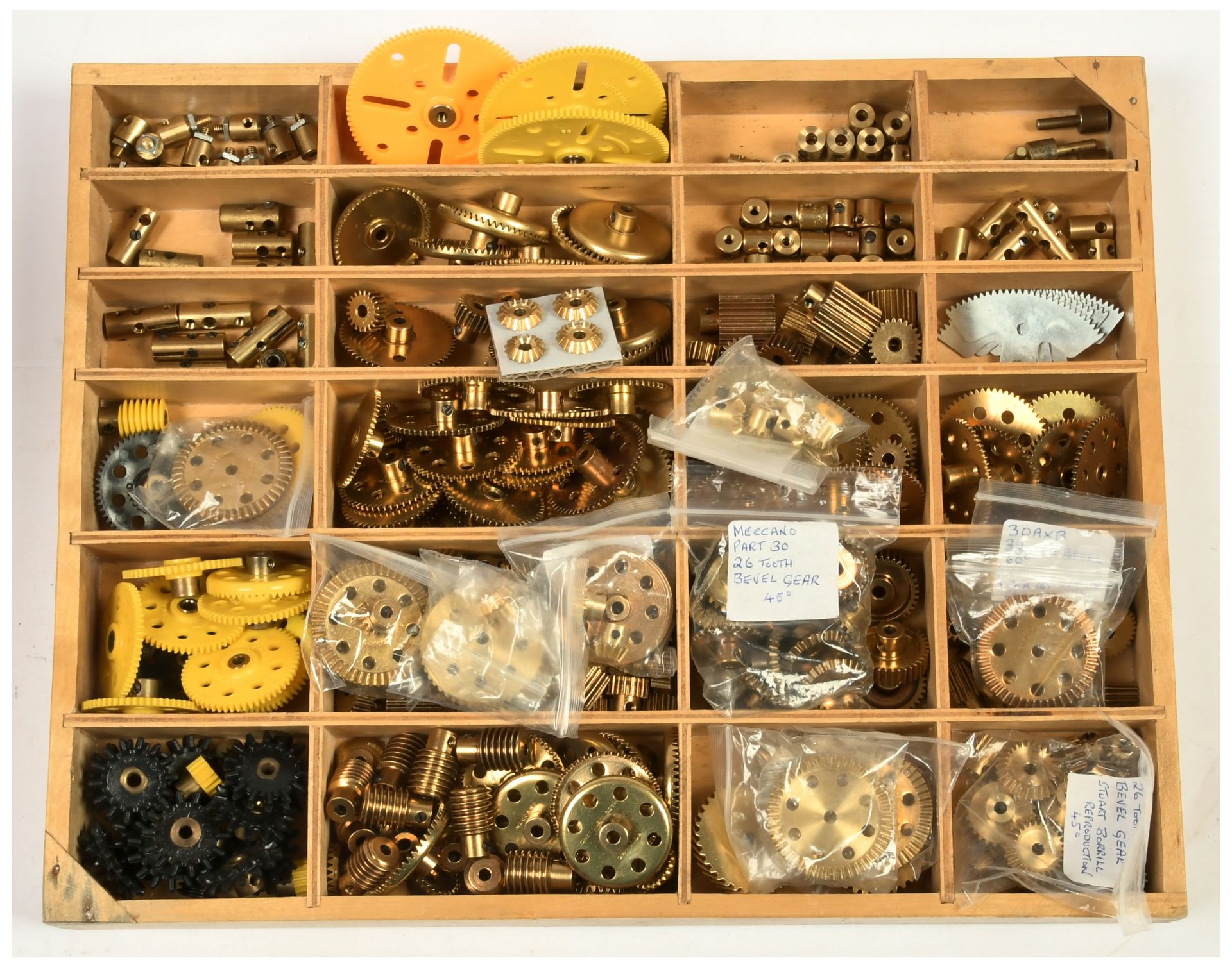 Meccano & Compatible large qty of brass ware & plastic gears.