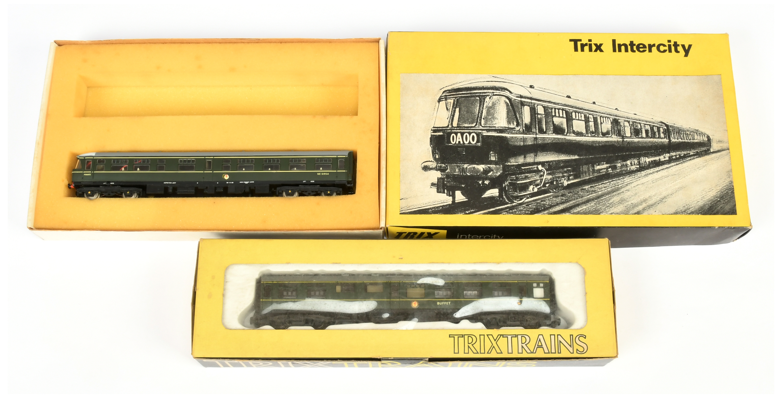 Trix Trains OO BR Green Non Power DMU & Buffet cars. 