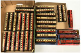 Hornby Dublo Group of boxed & unboxed tinplate coaches.