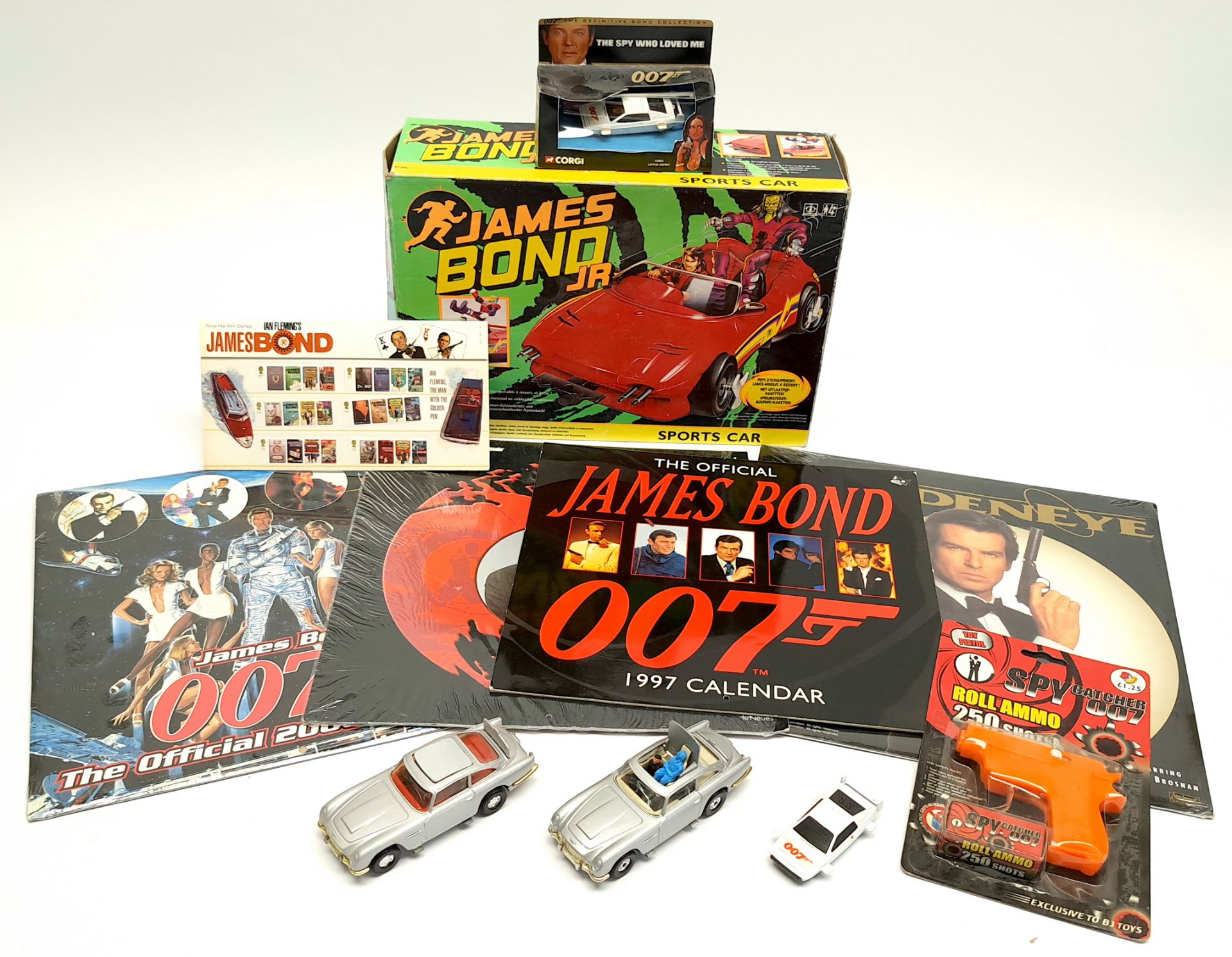 Quantity of James Bond 007 related collectables