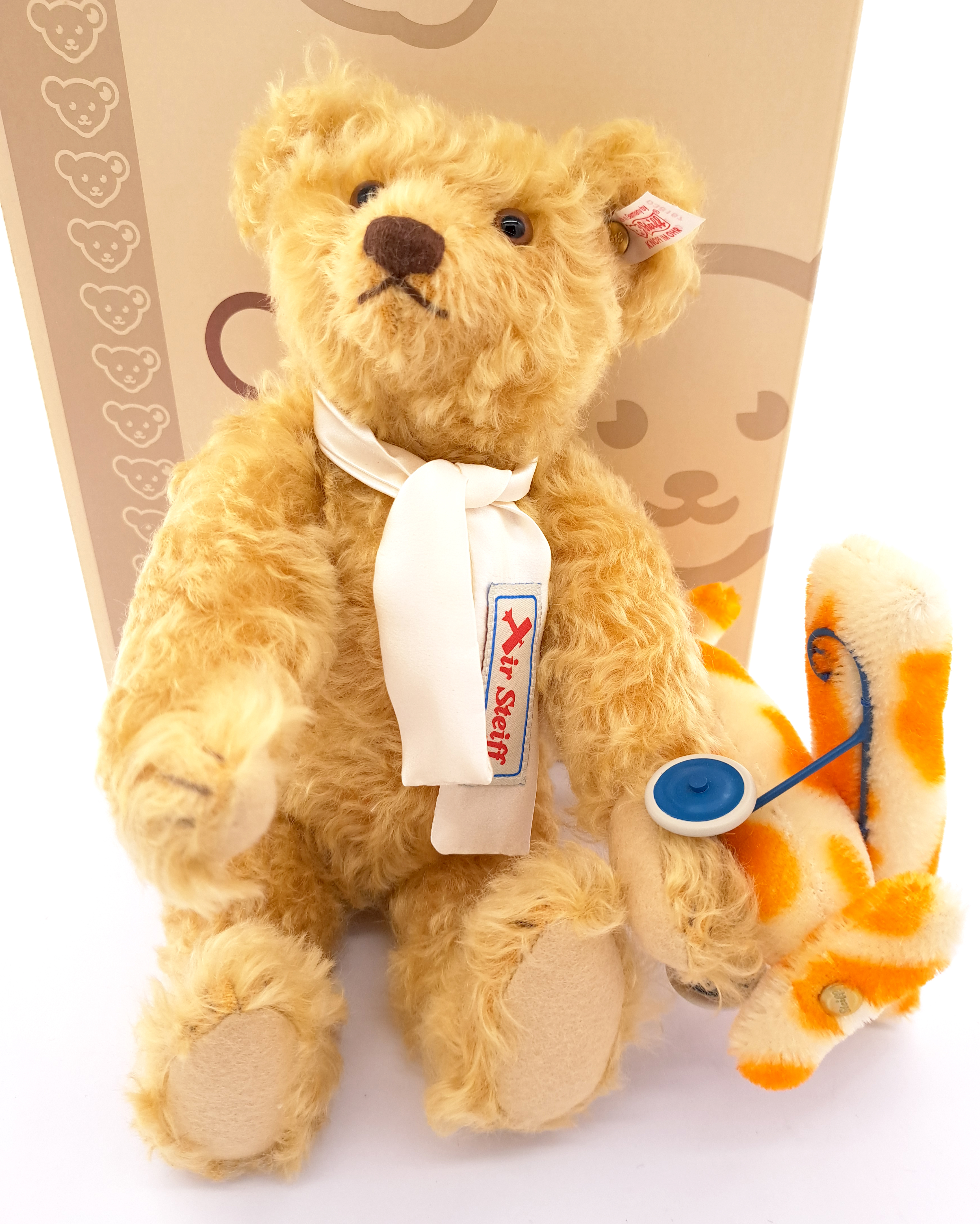 Steiff Bear with Rackerplan, white tag 038167